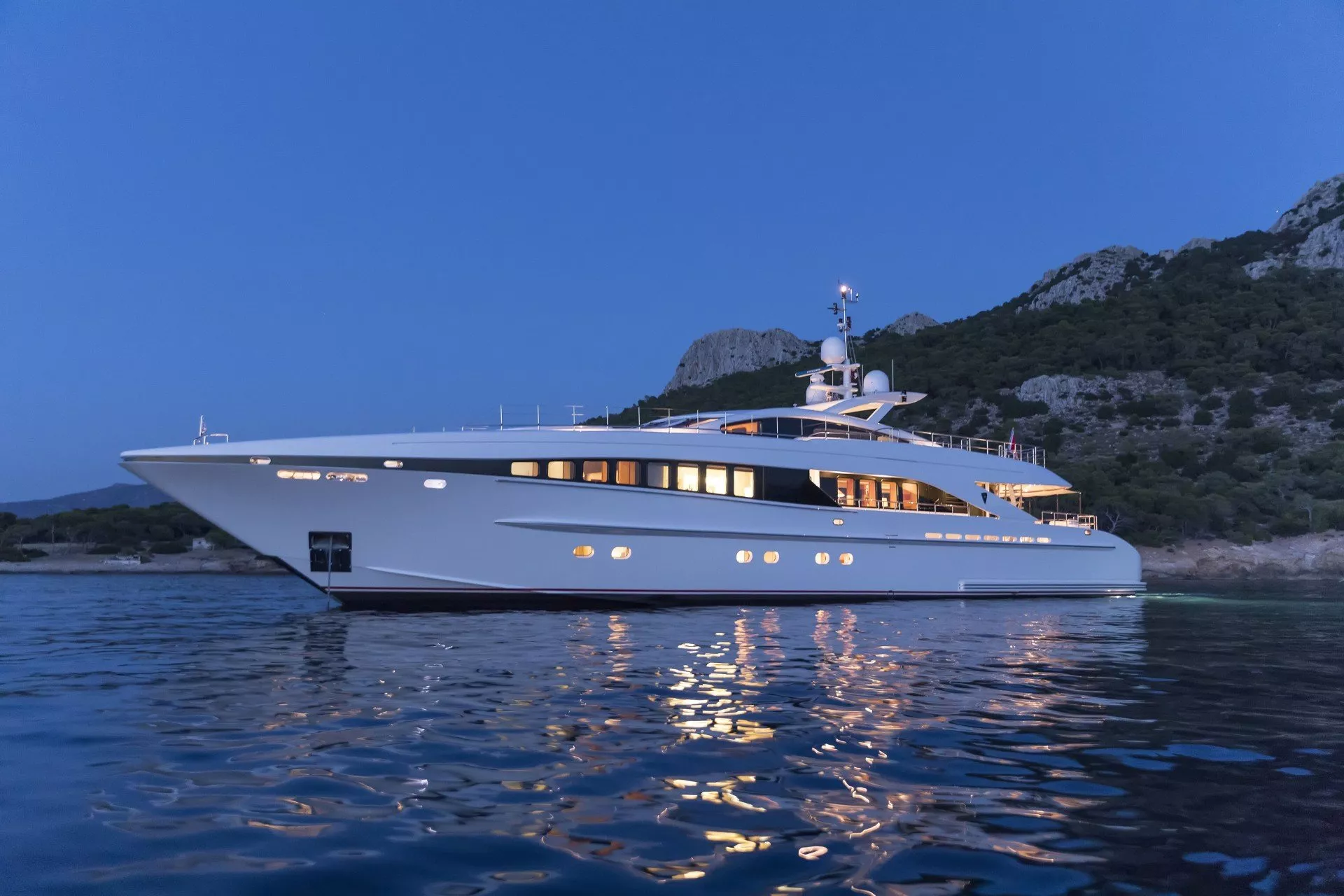 https://dev-api.arconyachts.com/storage/media/22848/conversions/729_9039205671-optimize.webp