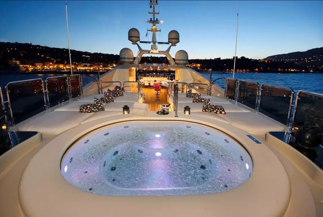 https://dev-api.arconyachts.com/storage/media/22862/conversions/60_0511105980-optimize.webp