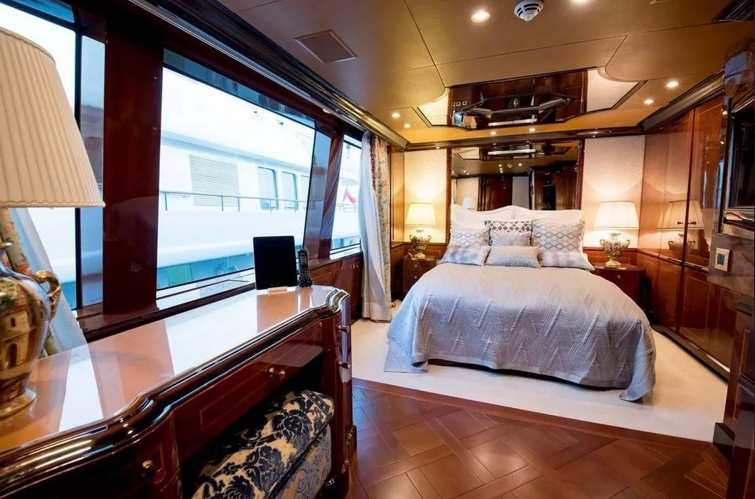 https://dev-api.arconyachts.com/storage/media/22865/conversions/60_5001597446-optimize.webp