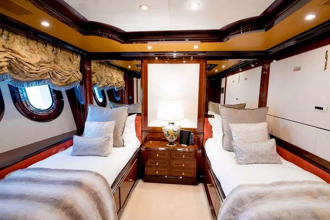https://dev-api.arconyachts.com/storage/media/22866/conversions/60_3780614374-optimize.webp