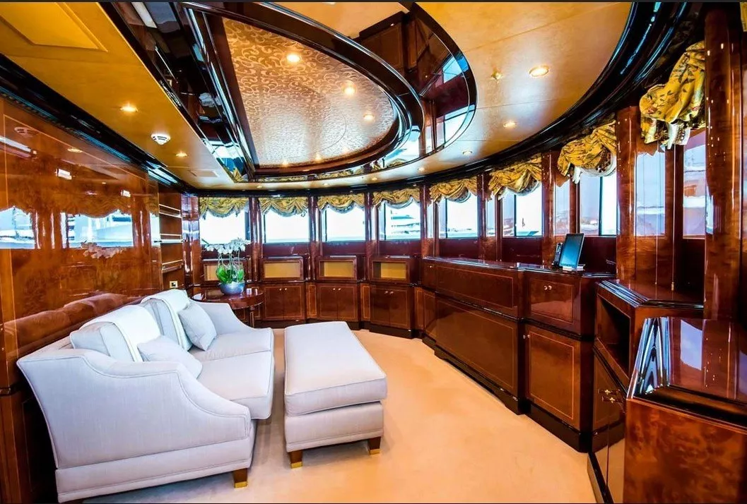 https://dev-api.arconyachts.com/storage/media/22867/conversions/60_2820975560-optimize.webp