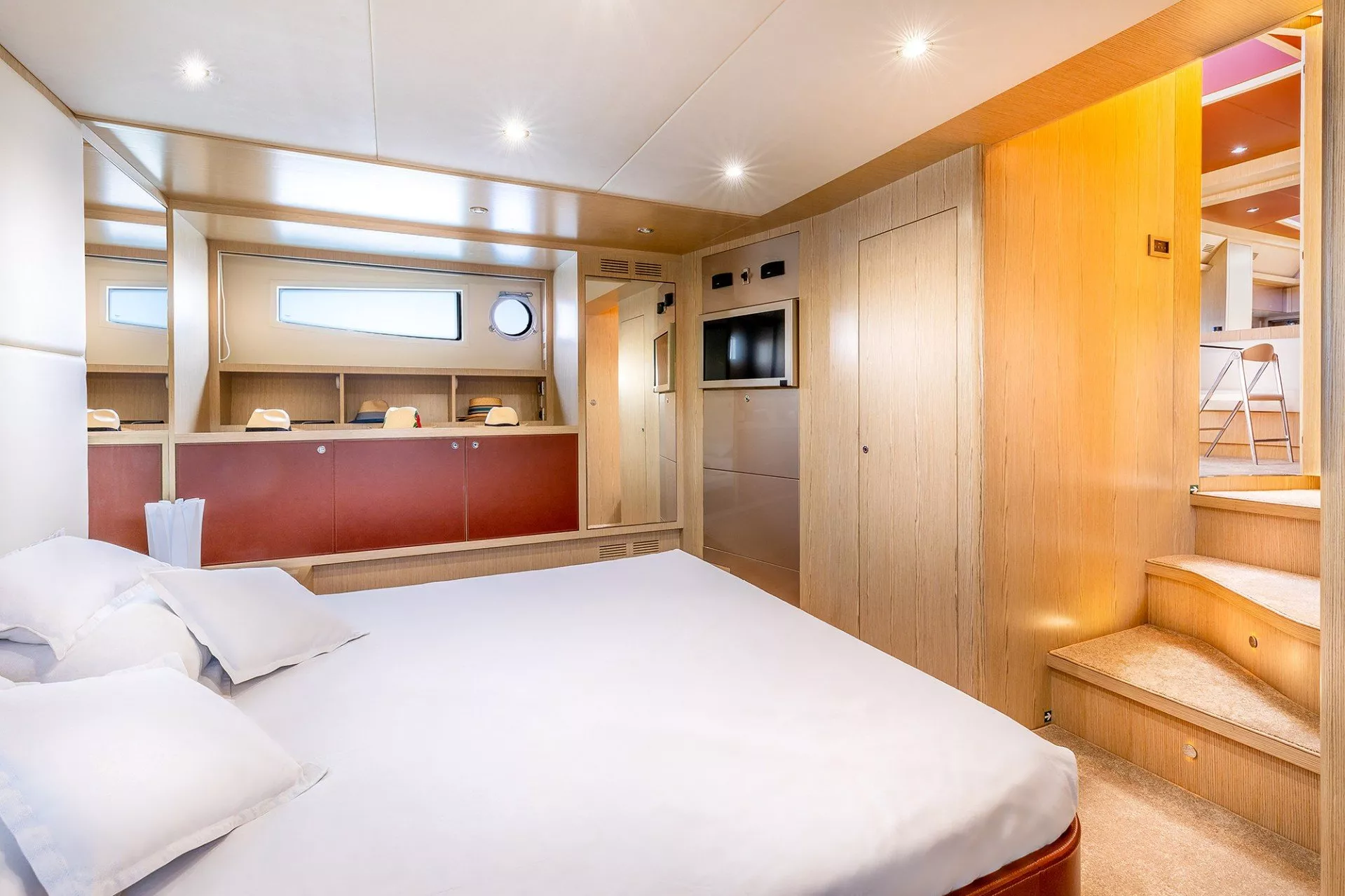 https://dev-api.arconyachts.com/storage/media/22889/conversions/727_0424301295-optimize.webp