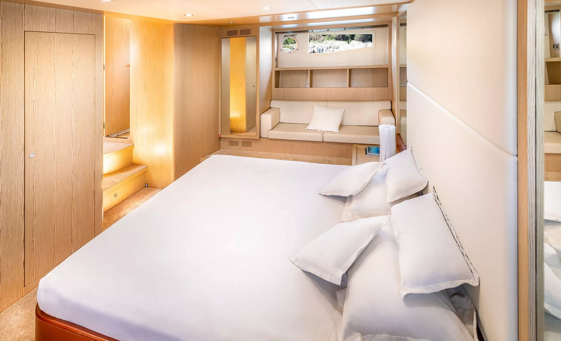 https://dev-api.arconyachts.com/storage/media/22890/conversions/727_6399041351-optimize.webp