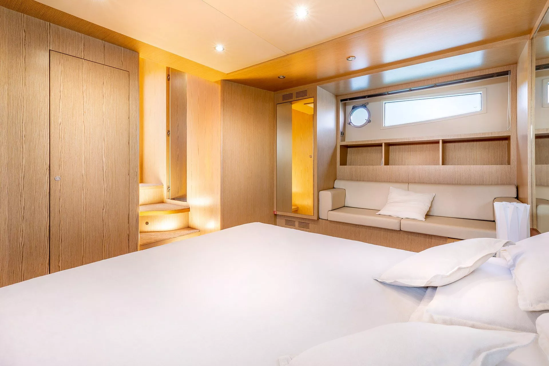 https://dev-api.arconyachts.com/storage/media/22891/conversions/727_2472102575-optimize.webp