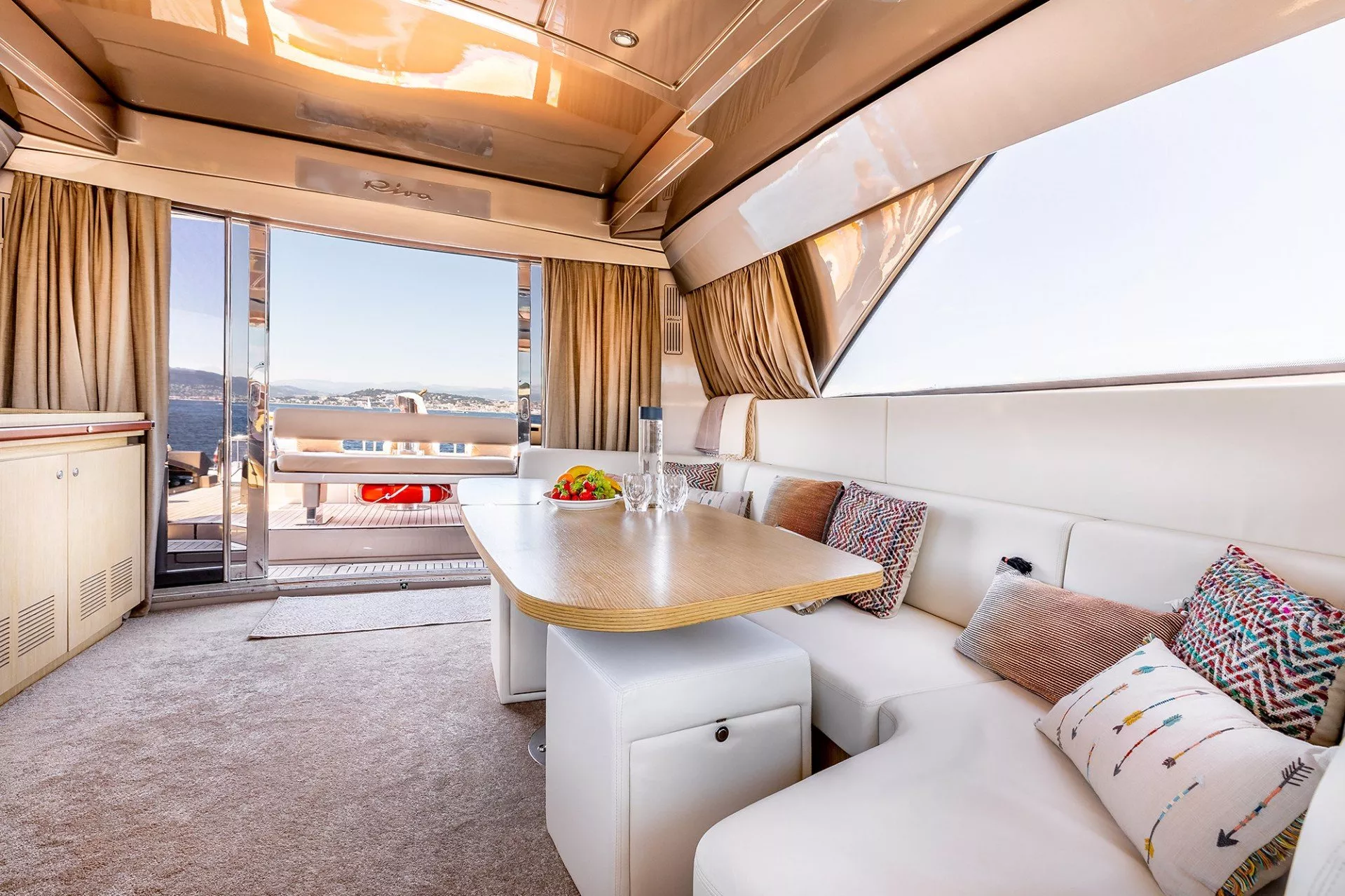 https://dev-api.arconyachts.com/storage/media/22899/conversions/727_1252272909-optimize.webp