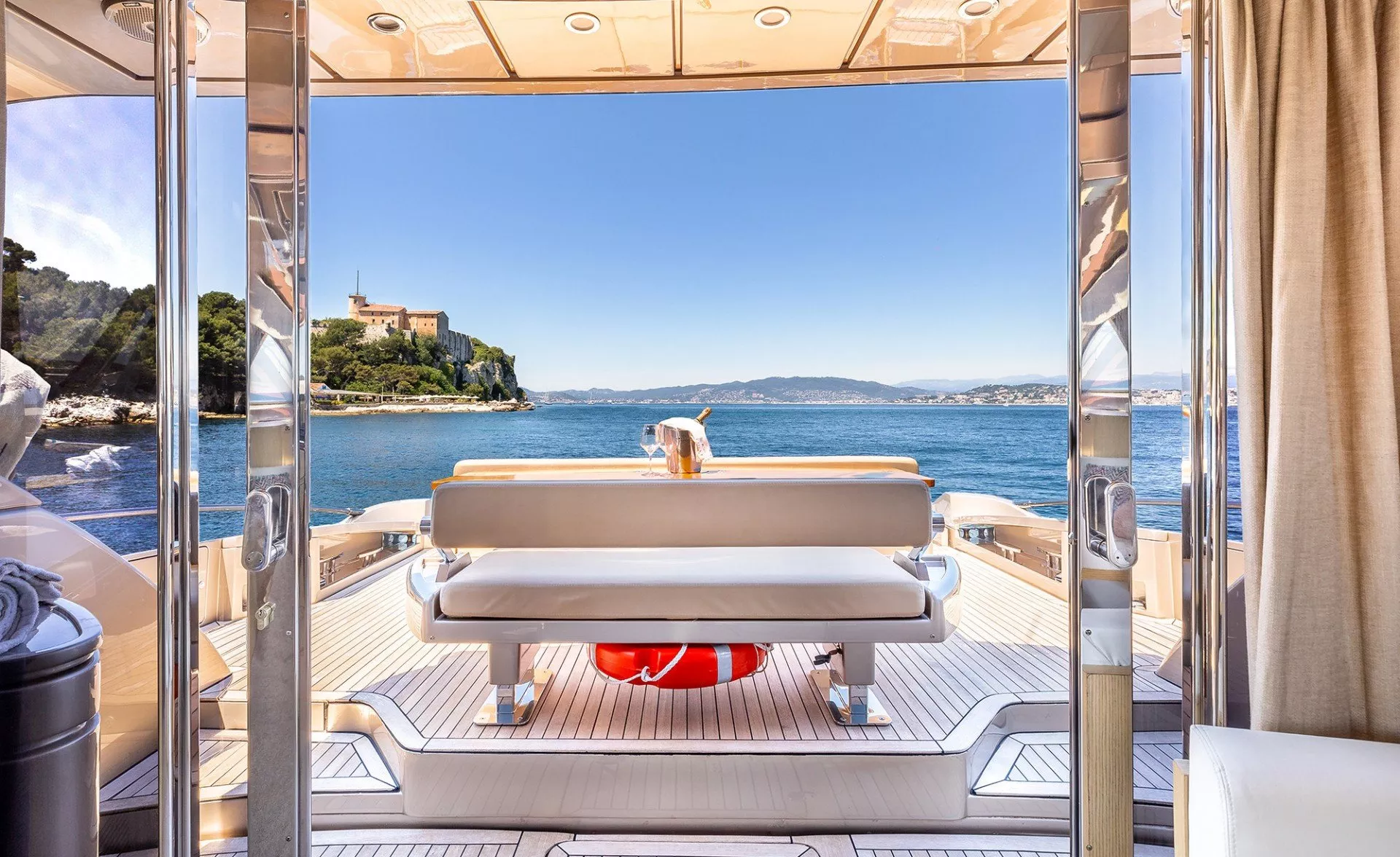 https://dev-api.arconyachts.com/storage/media/22900/conversions/727_5632978256-optimize.webp