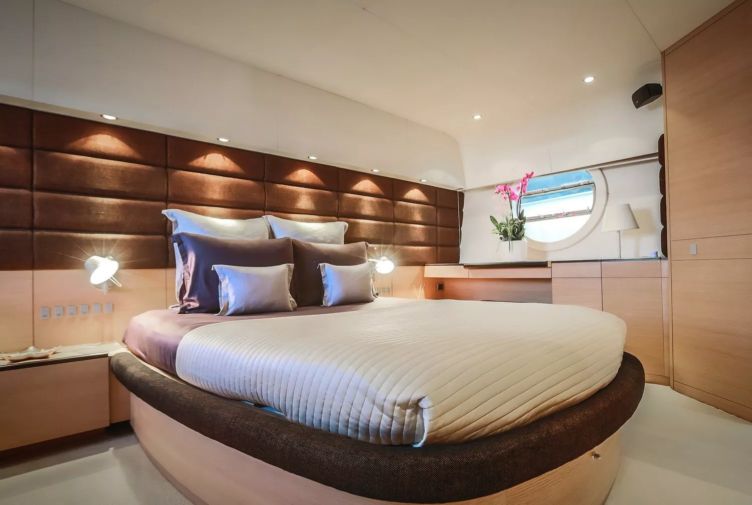 https://dev-api.arconyachts.com/storage/media/22908/conversions/726_3158517345-optimize.webp