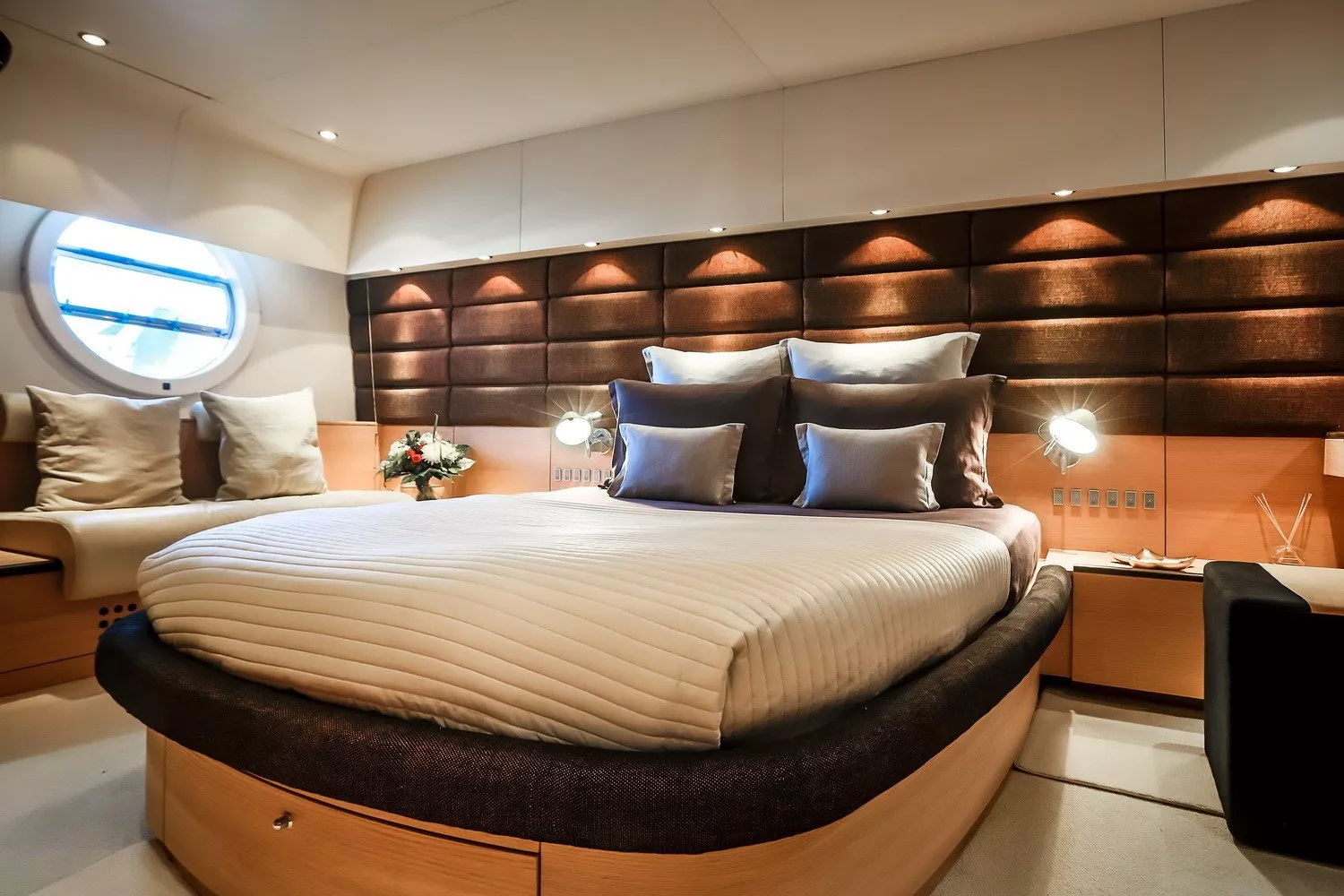 https://dev-api.arconyachts.com/storage/media/22909/conversions/726_1602604676-optimize.webp