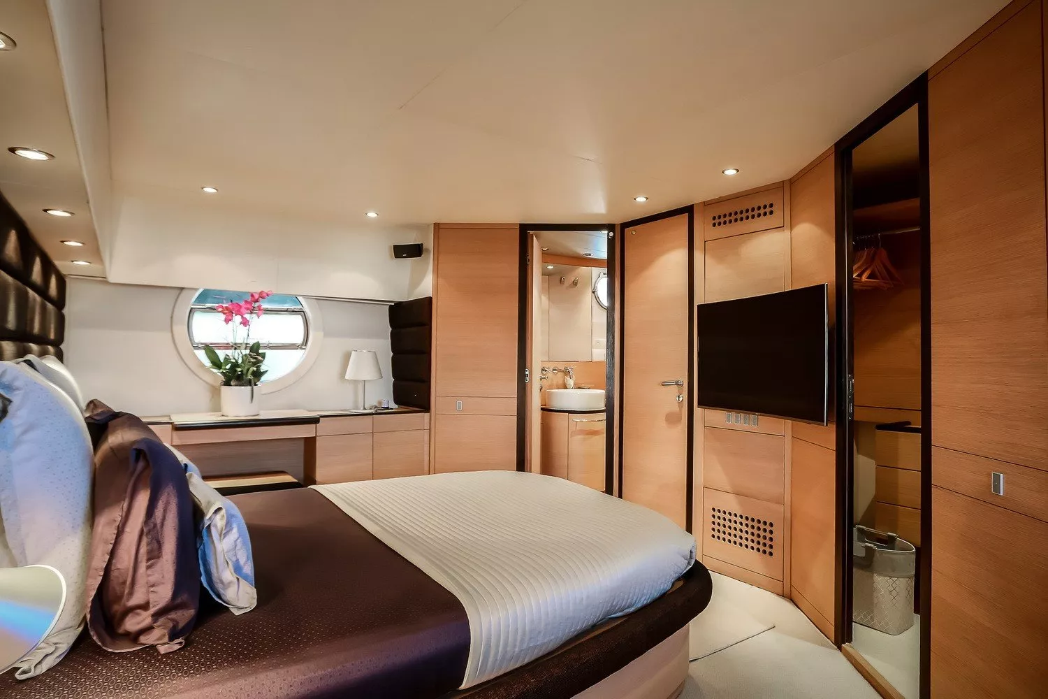 https://dev-api.arconyachts.com/storage/media/22910/conversions/726_3099909360-optimize.webp
