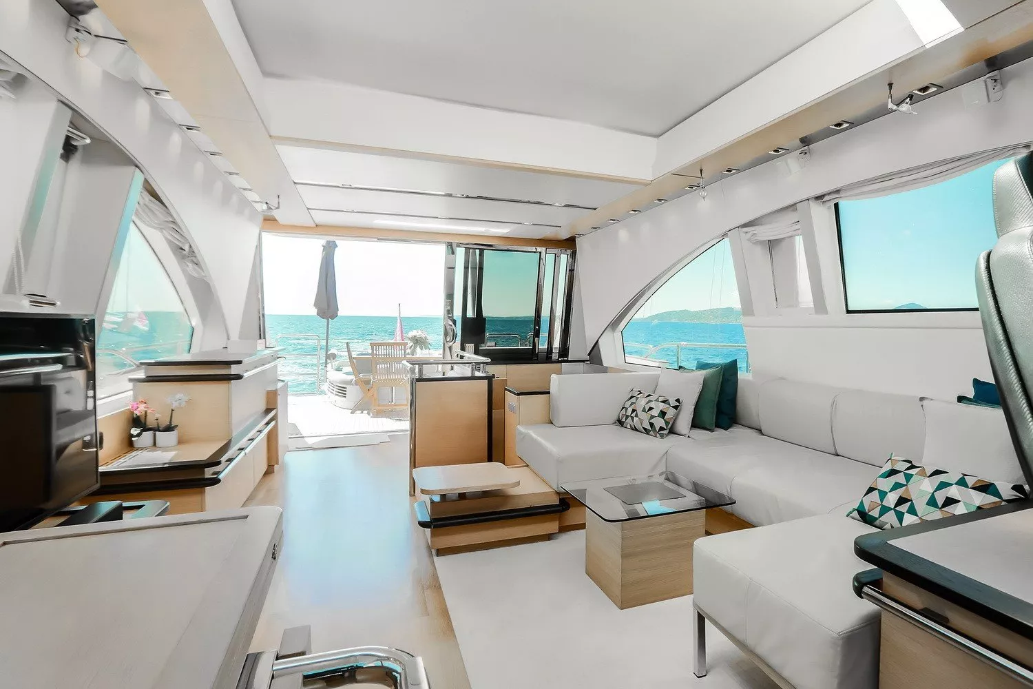 https://dev-api.arconyachts.com/storage/media/22915/conversions/726_5023131404-optimize.webp