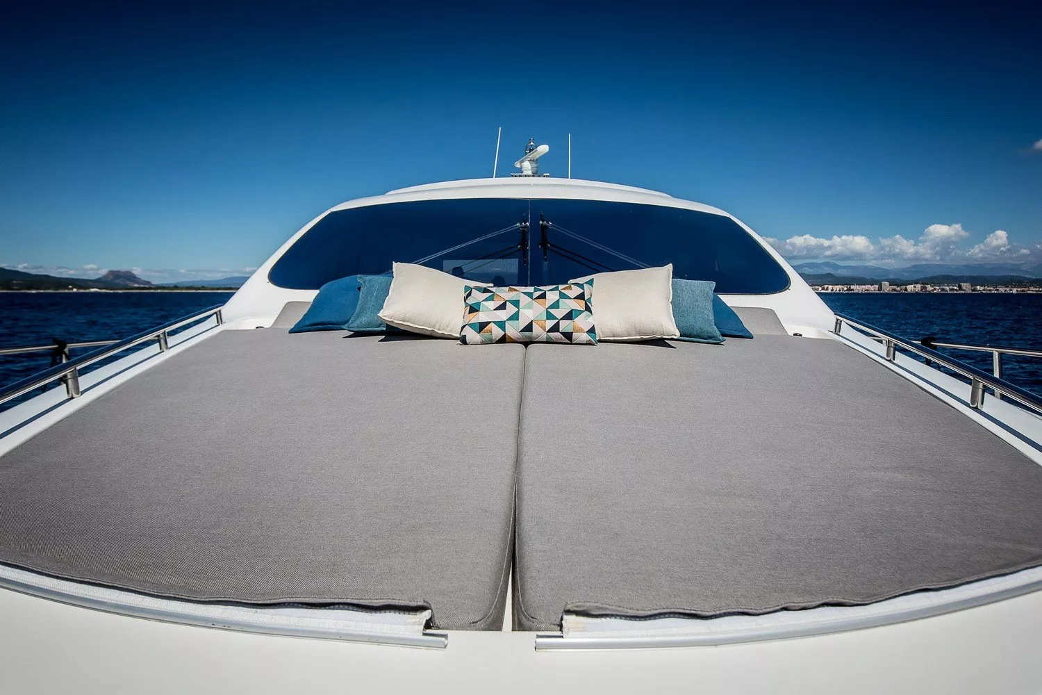 https://dev-api.arconyachts.com/storage/media/22924/conversions/726_2449697452-optimize.webp