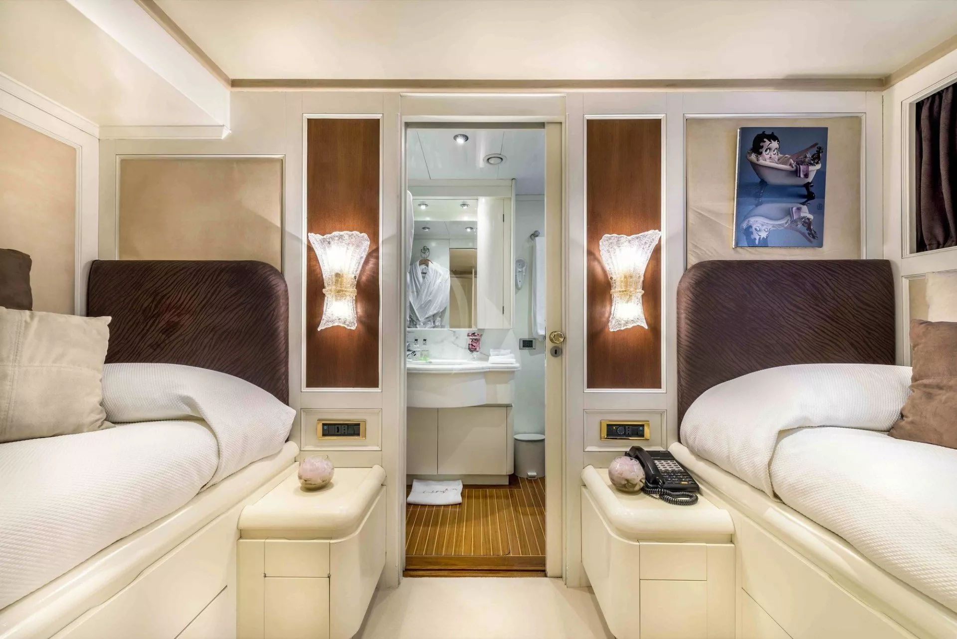 https://dev-api.arconyachts.com/storage/media/22938/conversions/725_1821108367-optimize.webp