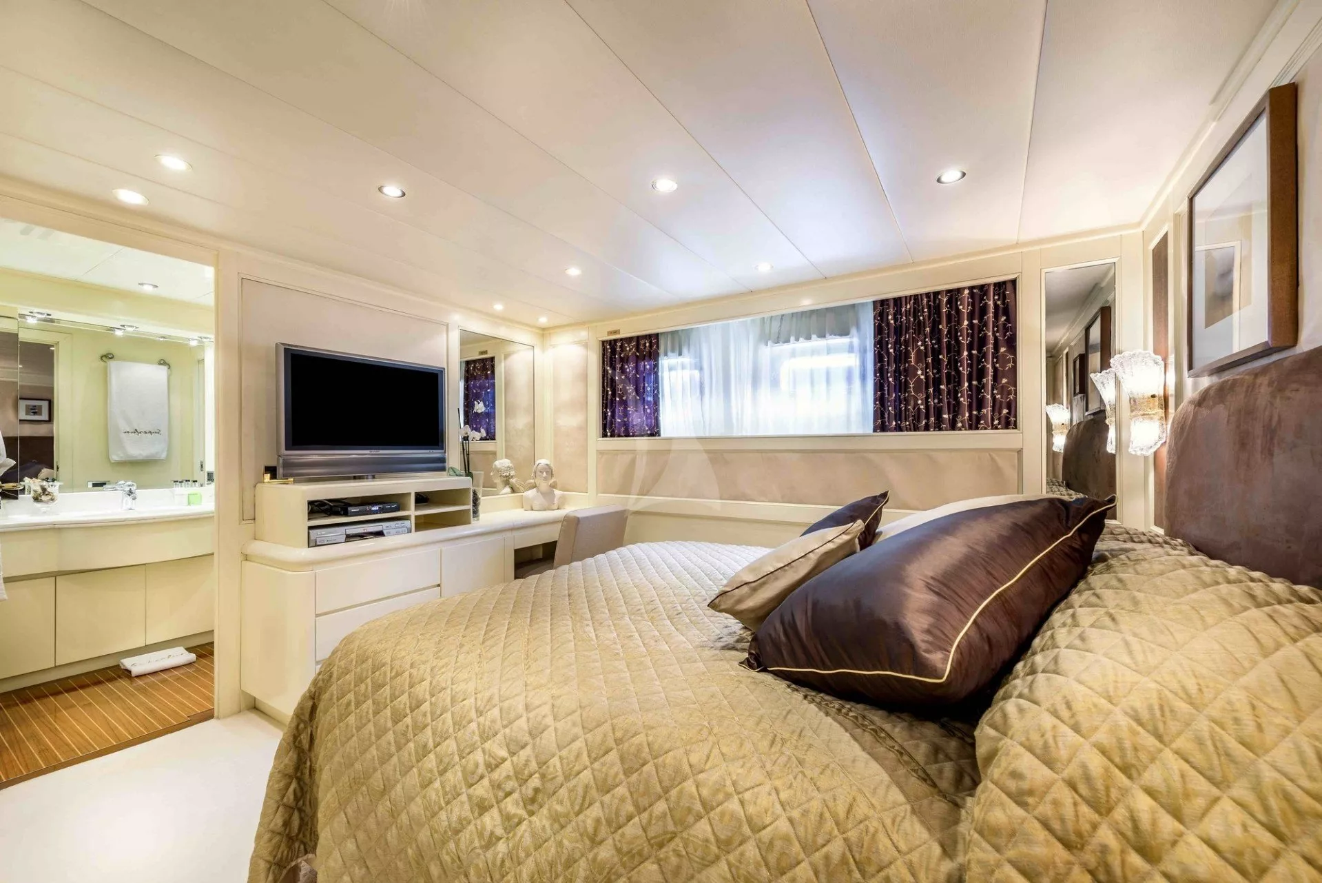 https://dev-api.arconyachts.com/storage/media/22939/conversions/725_8864406146-optimize.webp
