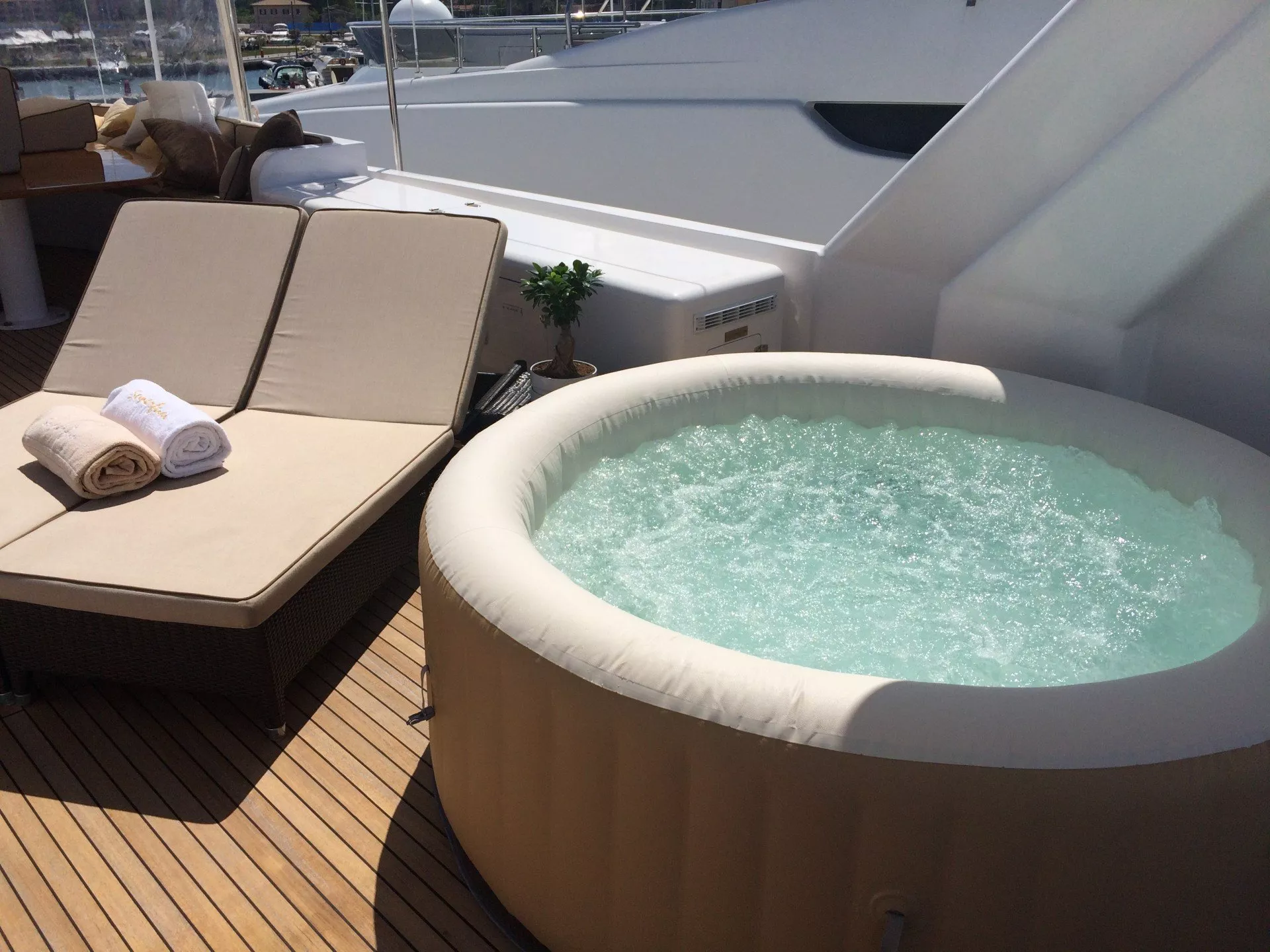 https://dev-api.arconyachts.com/storage/media/22942/conversions/725_2076258238-optimize.webp