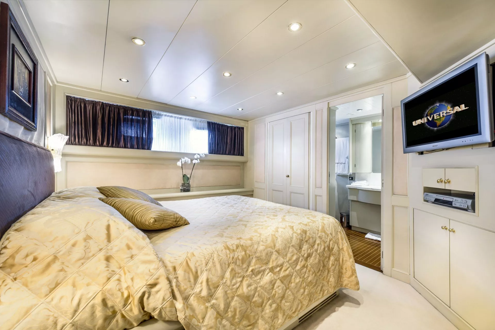 https://dev-api.arconyachts.com/storage/media/22949/conversions/725_4426809867-optimize.webp
