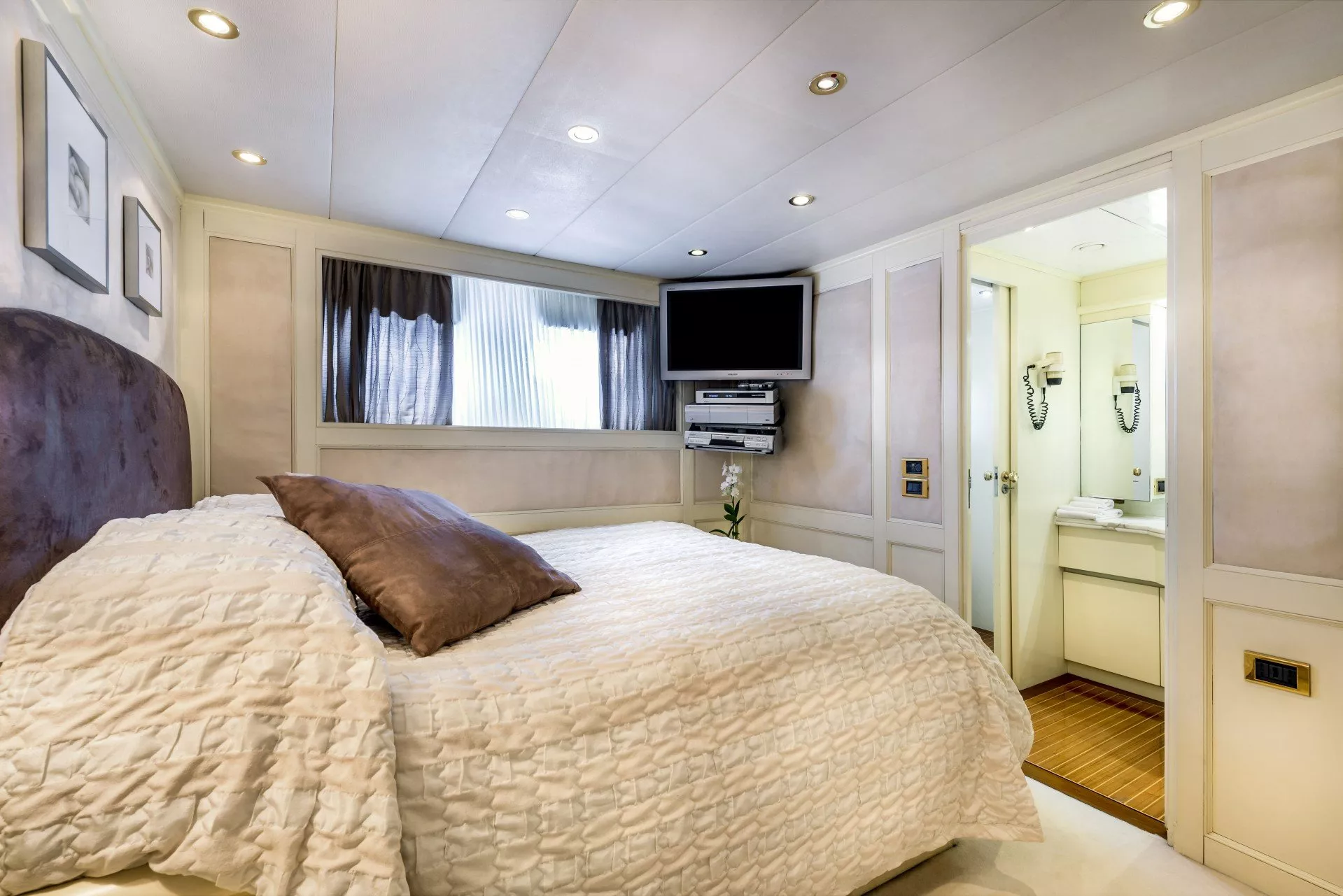 https://dev-api.arconyachts.com/storage/media/22950/conversions/725_0885304723-optimize.webp