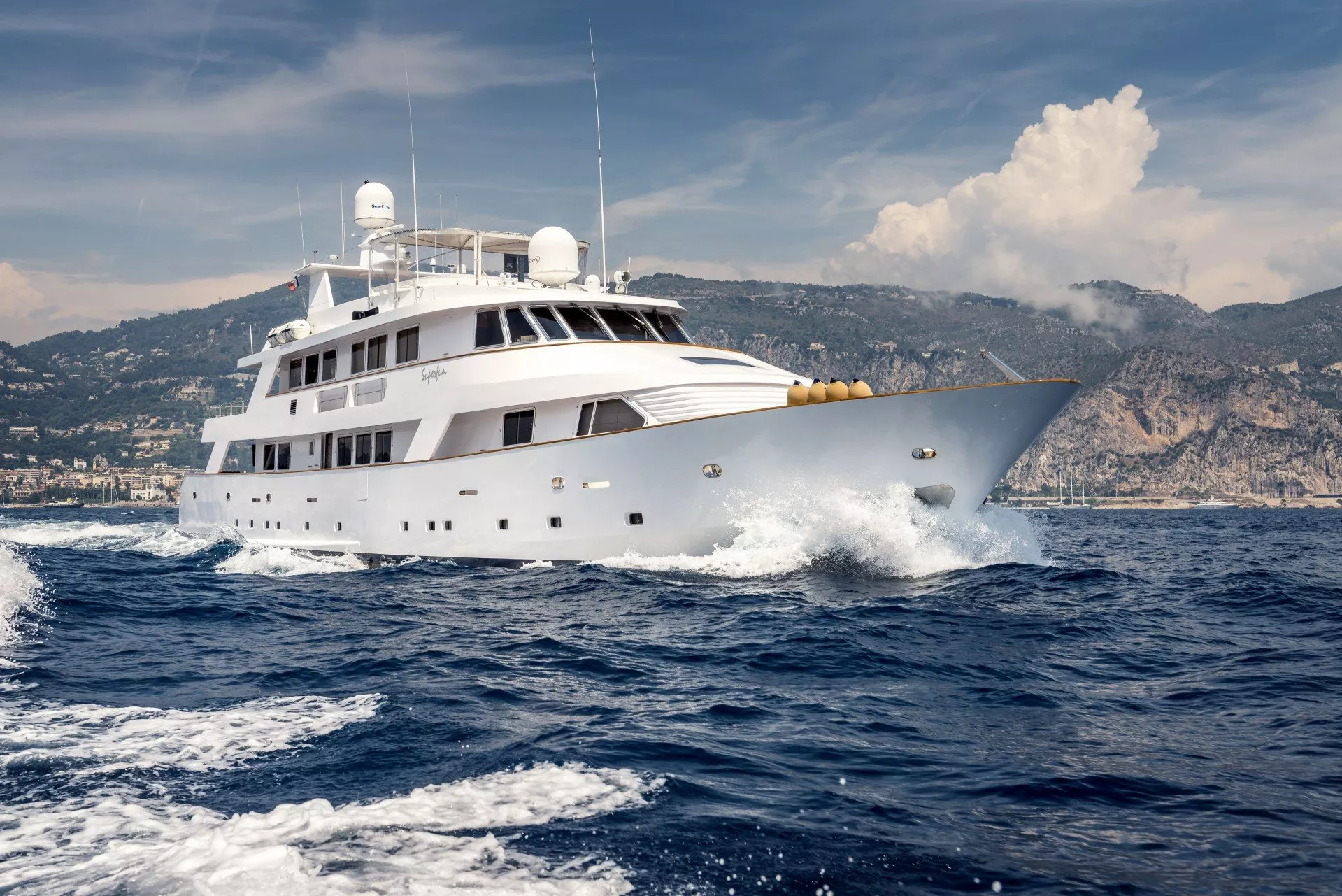 https://dev-api.arconyachts.com/storage/media/22953/conversions/725_2987555262-optimize.webp