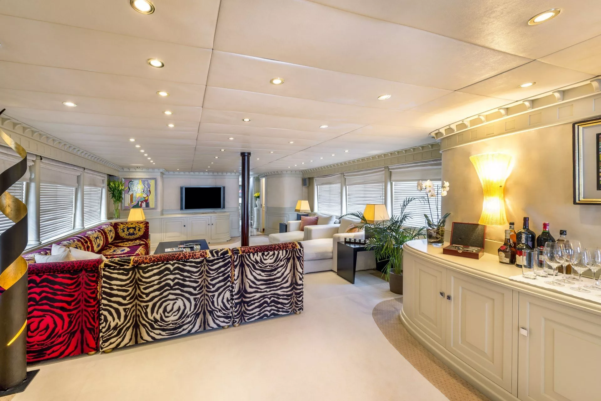 https://dev-api.arconyachts.com/storage/media/22960/conversions/725_2571535310-optimize.webp