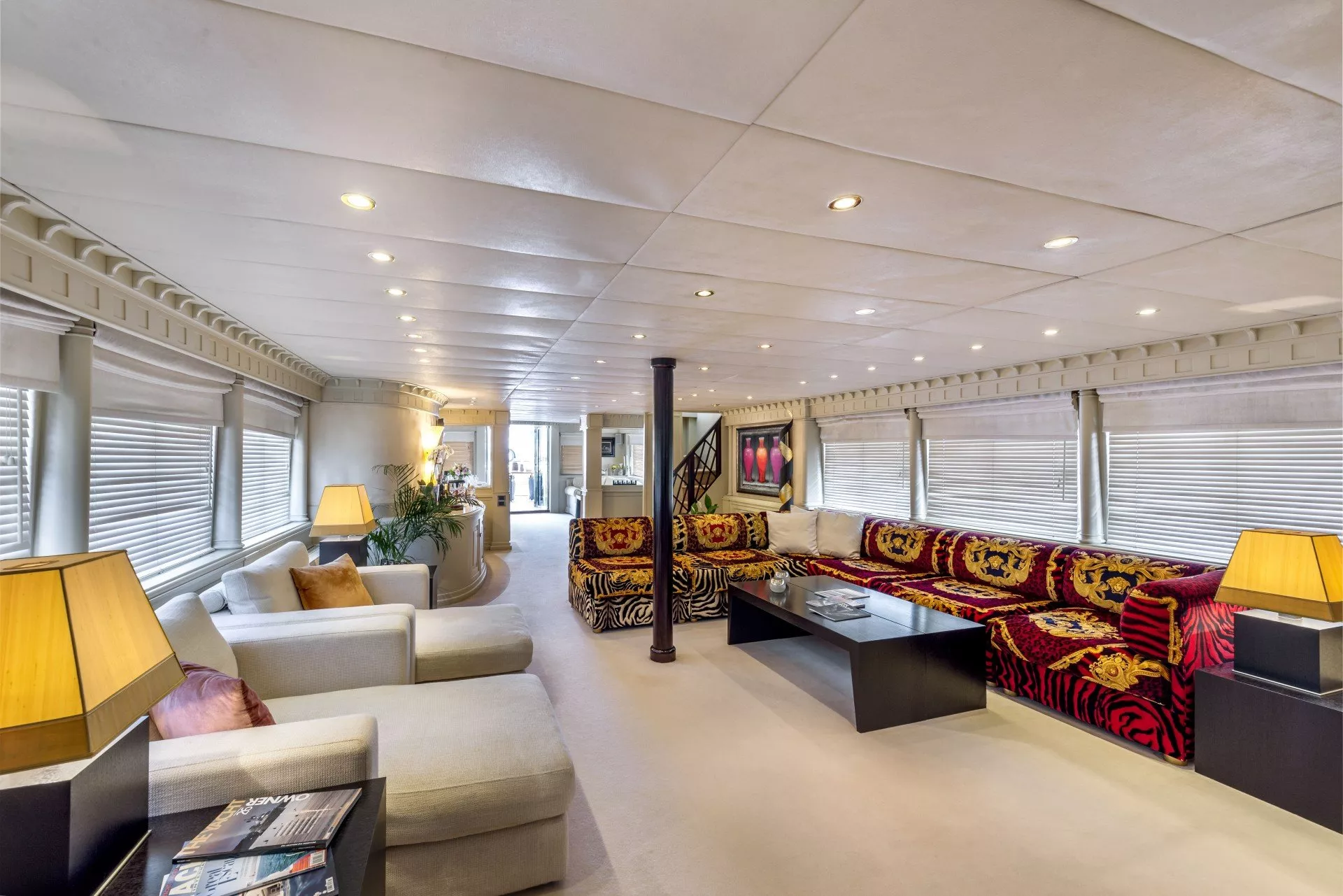 https://dev-api.arconyachts.com/storage/media/22963/conversions/725_4059125168-optimize.webp