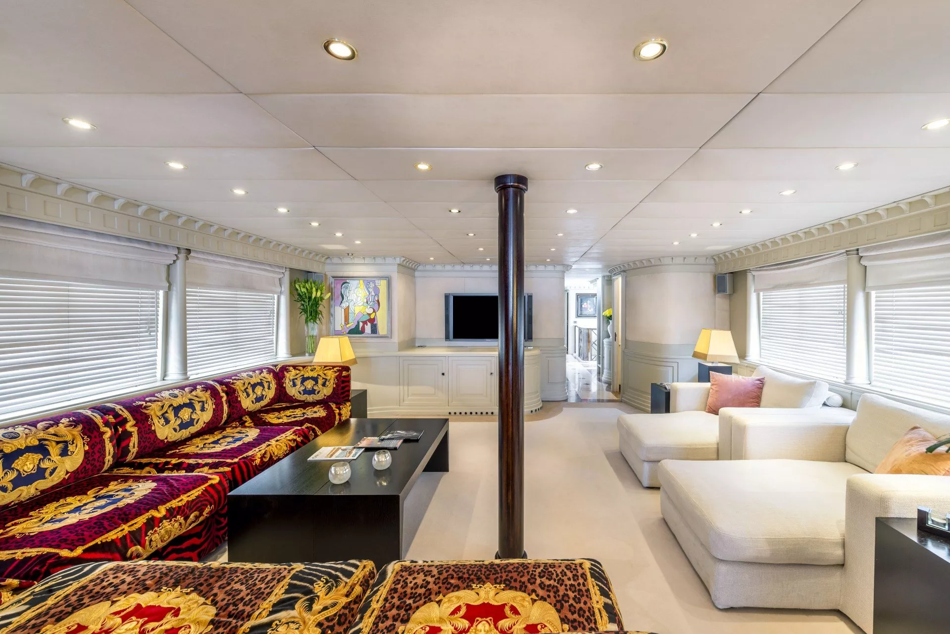 https://dev-api.arconyachts.com/storage/media/22964/conversions/725_7825127986-optimize.webp