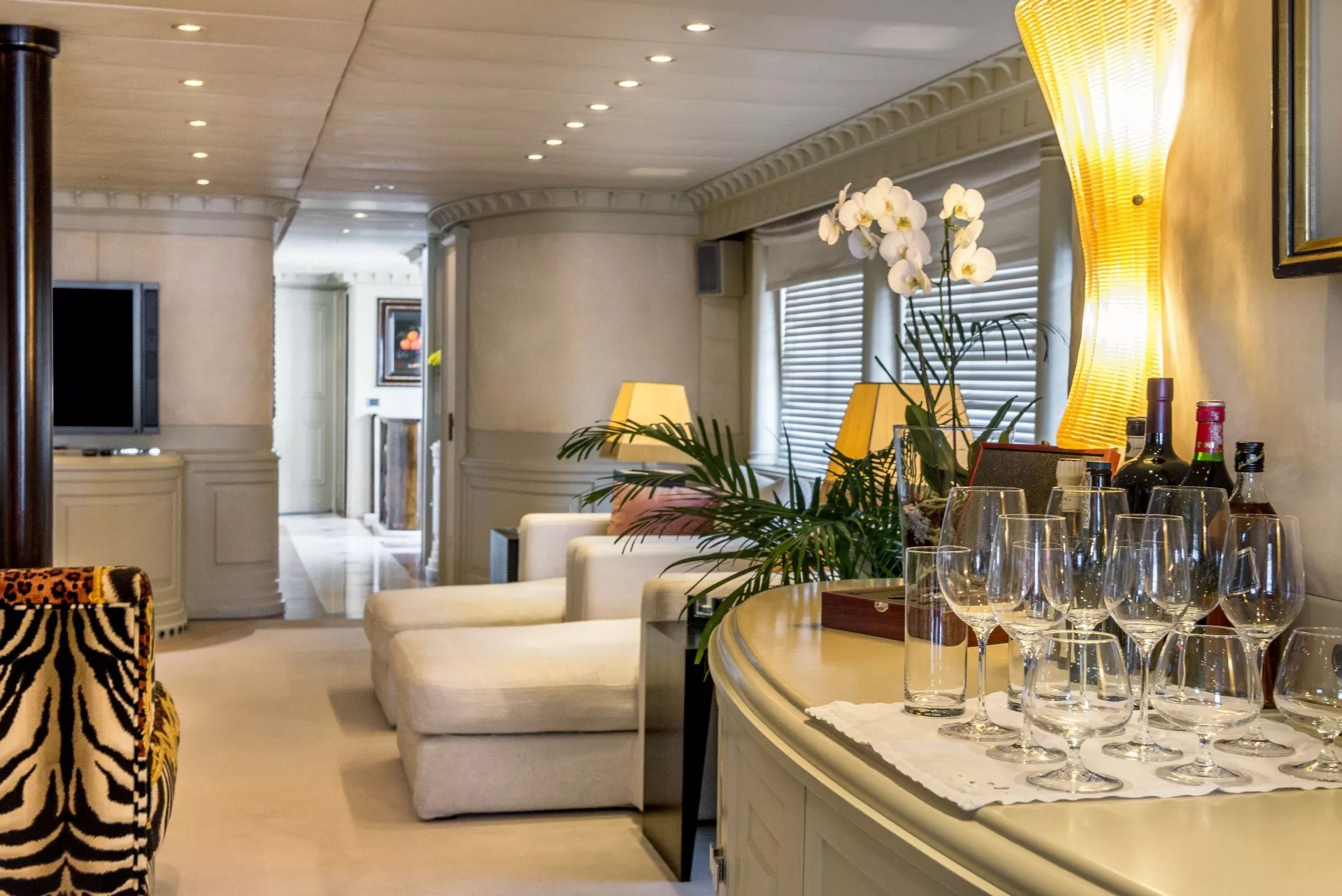 https://dev-api.arconyachts.com/storage/media/22965/conversions/725_3025178271-optimize.webp