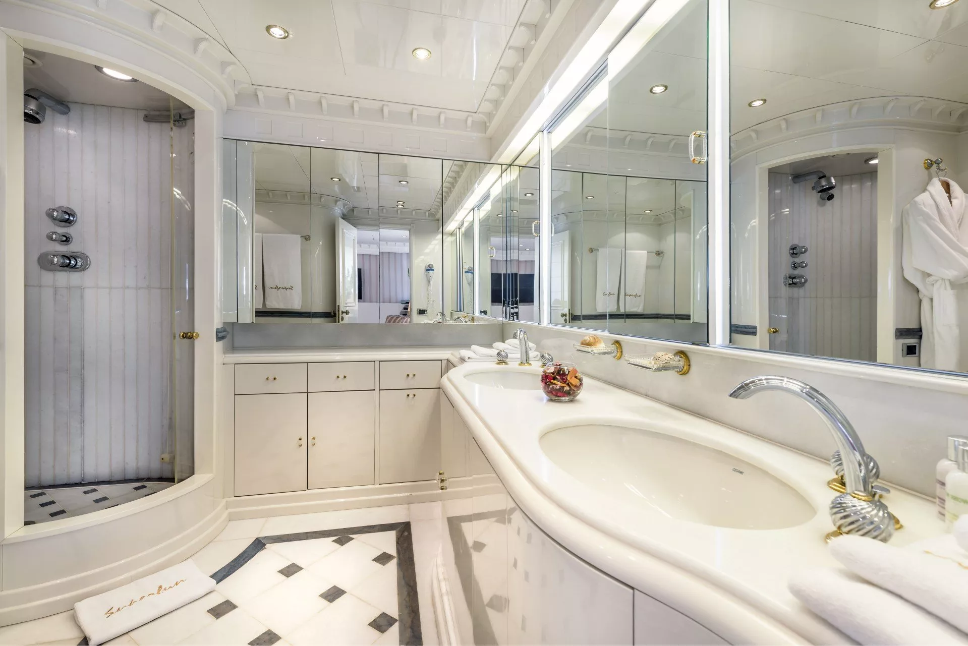 https://dev-api.arconyachts.com/storage/media/22967/conversions/725_2018199765-optimize.webp