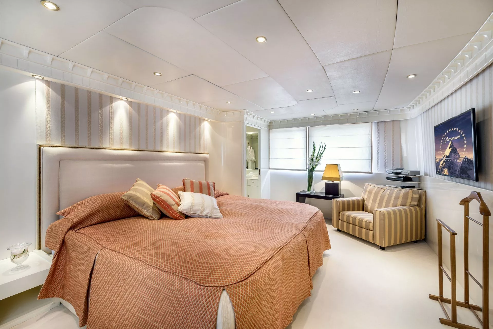https://dev-api.arconyachts.com/storage/media/22969/conversions/725_5246371759-optimize.webp