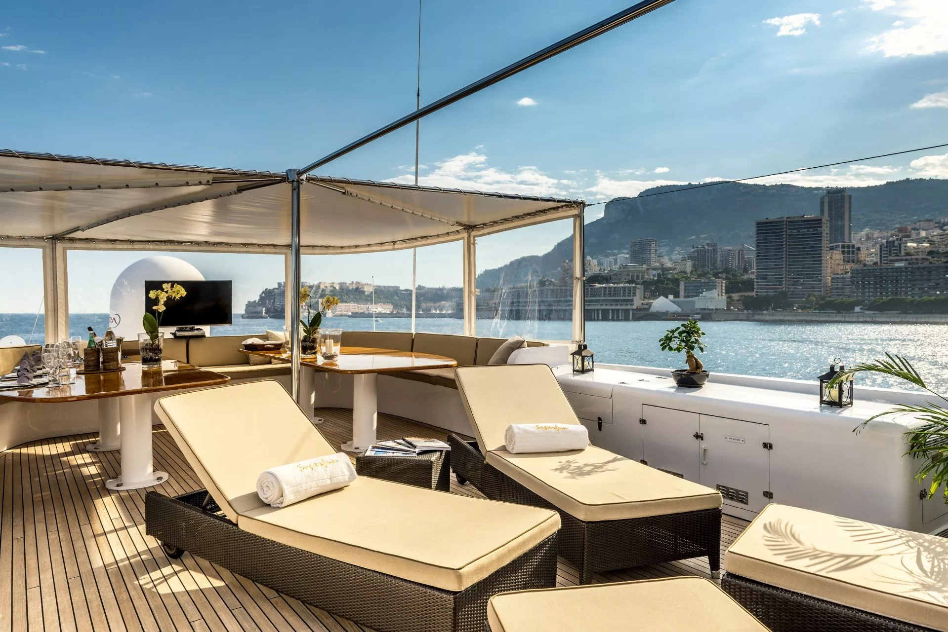 https://dev-api.arconyachts.com/storage/media/22973/conversions/725_1552928010-optimize.webp
