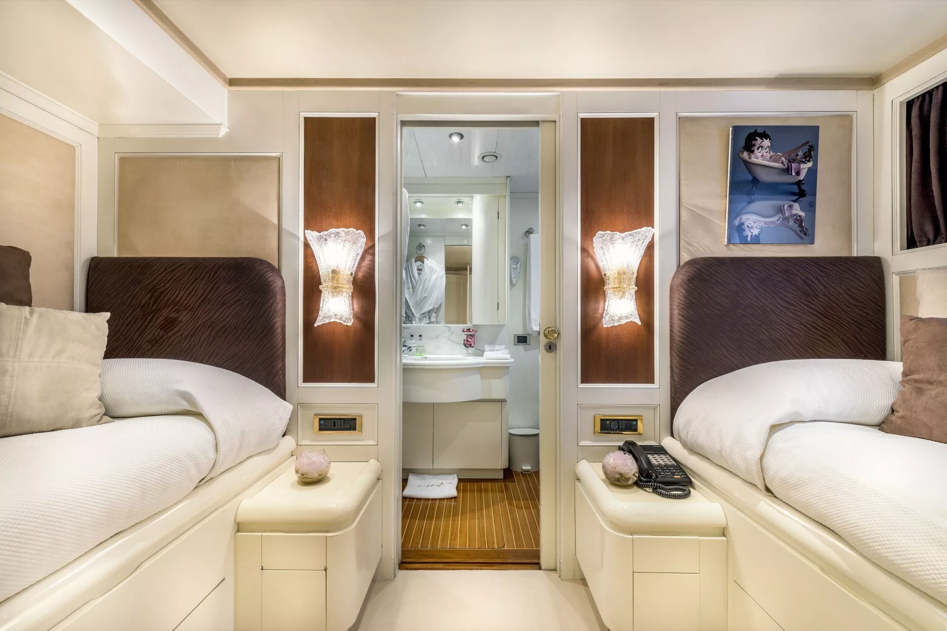 https://dev-api.arconyachts.com/storage/media/22976/conversions/725_7001856314-optimize.webp