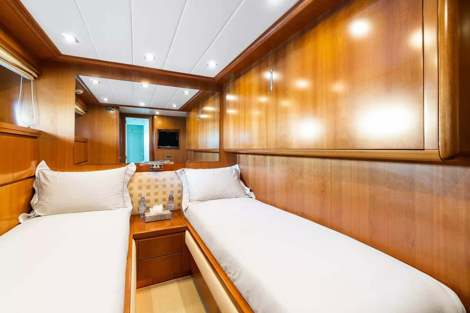 https://dev-api.arconyachts.com/storage/media/22982/conversions/724_5704565324-optimize.webp