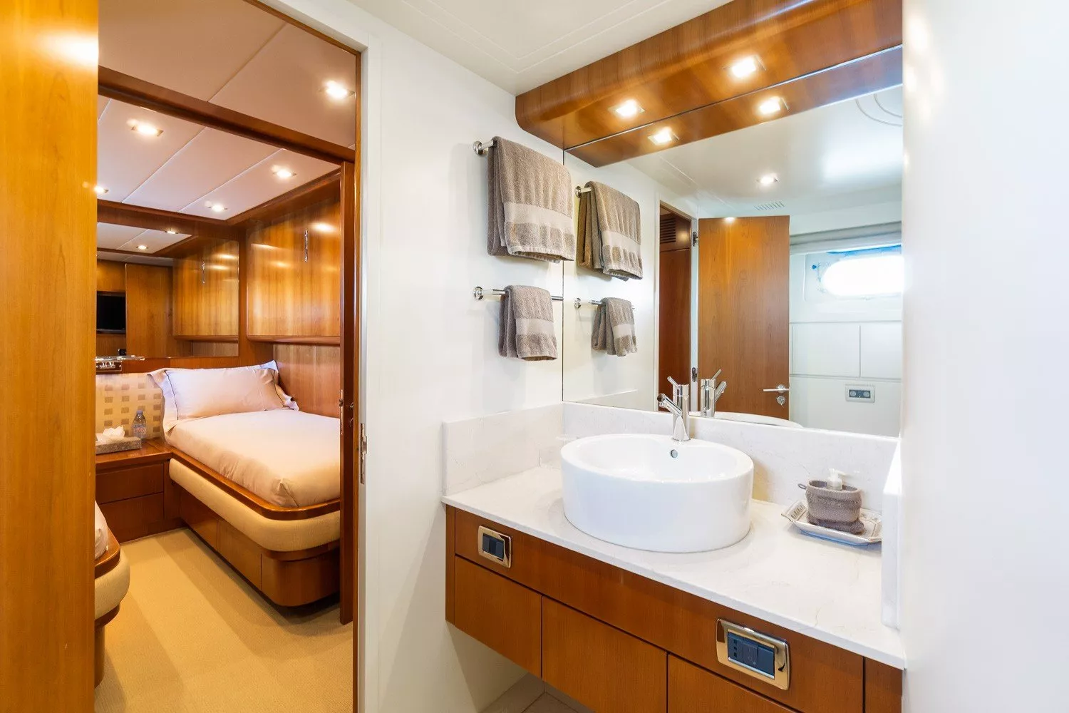 https://dev-api.arconyachts.com/storage/media/22983/conversions/724_4239746388-optimize.webp