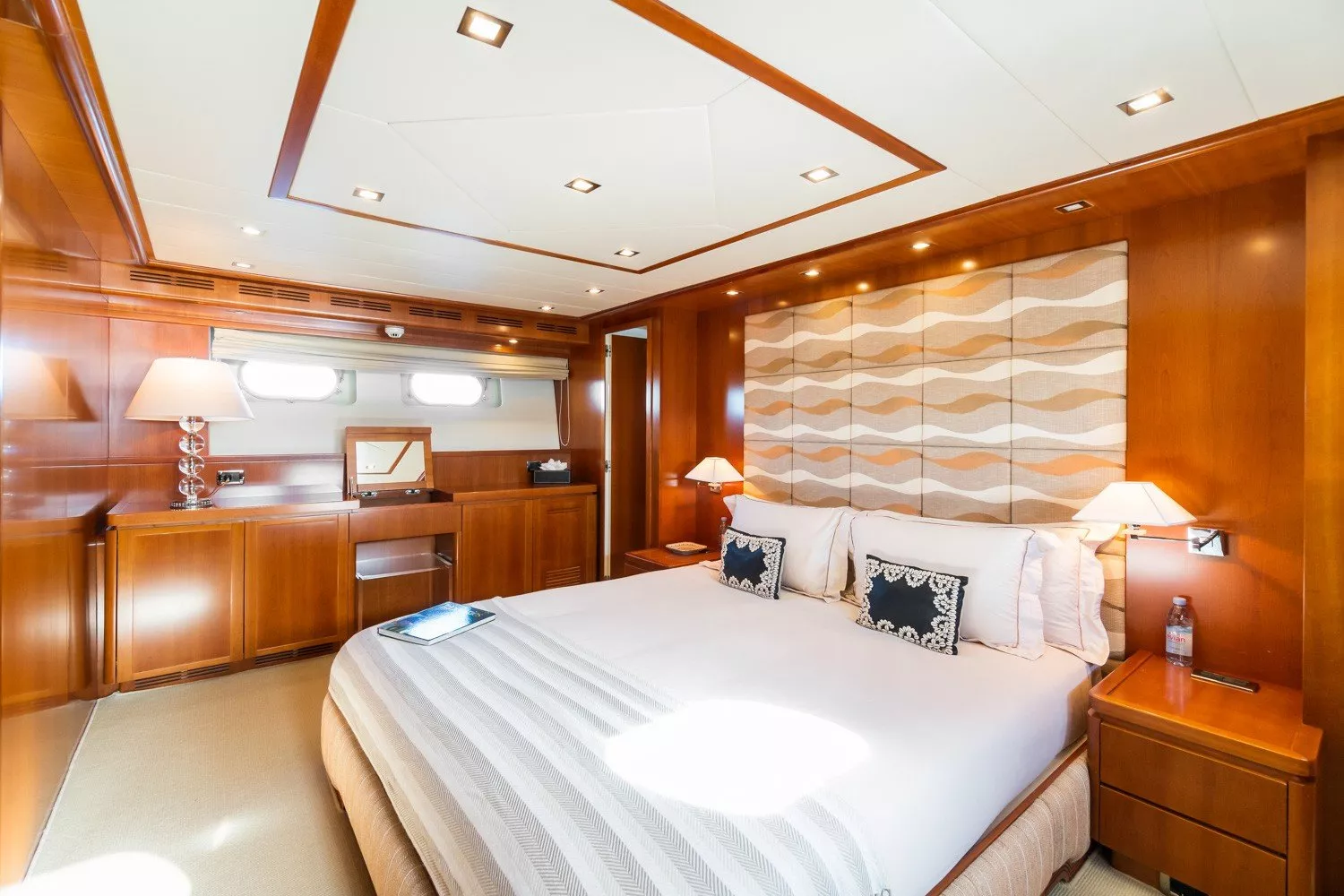 https://dev-api.arconyachts.com/storage/media/22984/conversions/724_7998004739-optimize.webp