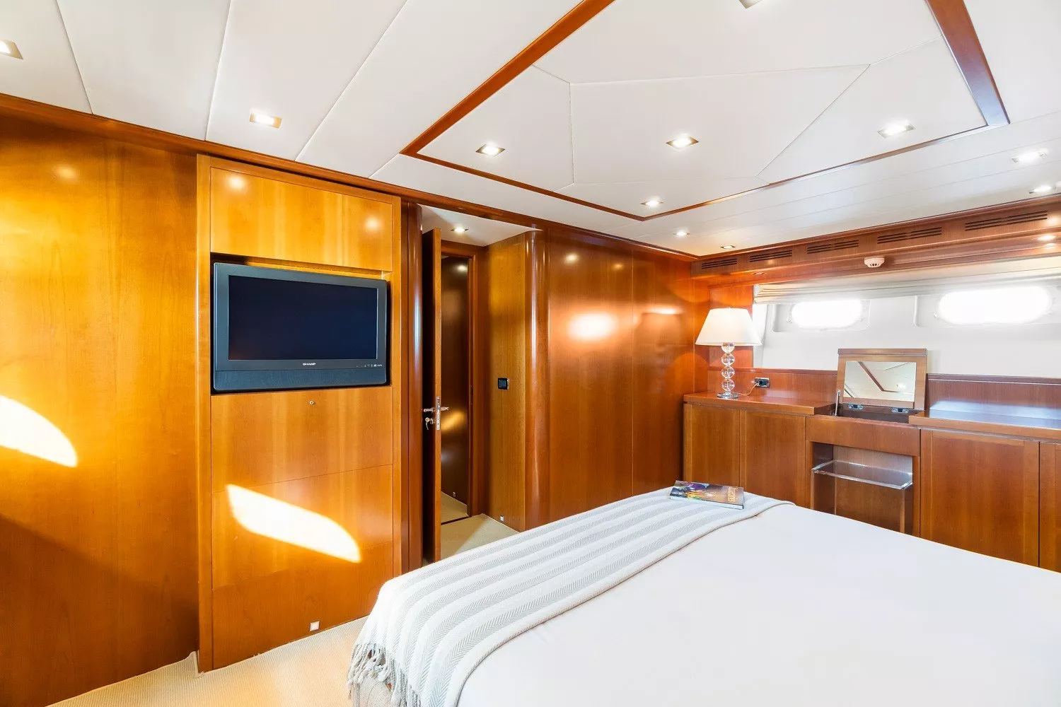 https://dev-api.arconyachts.com/storage/media/22985/conversions/724_7681034212-optimize.webp