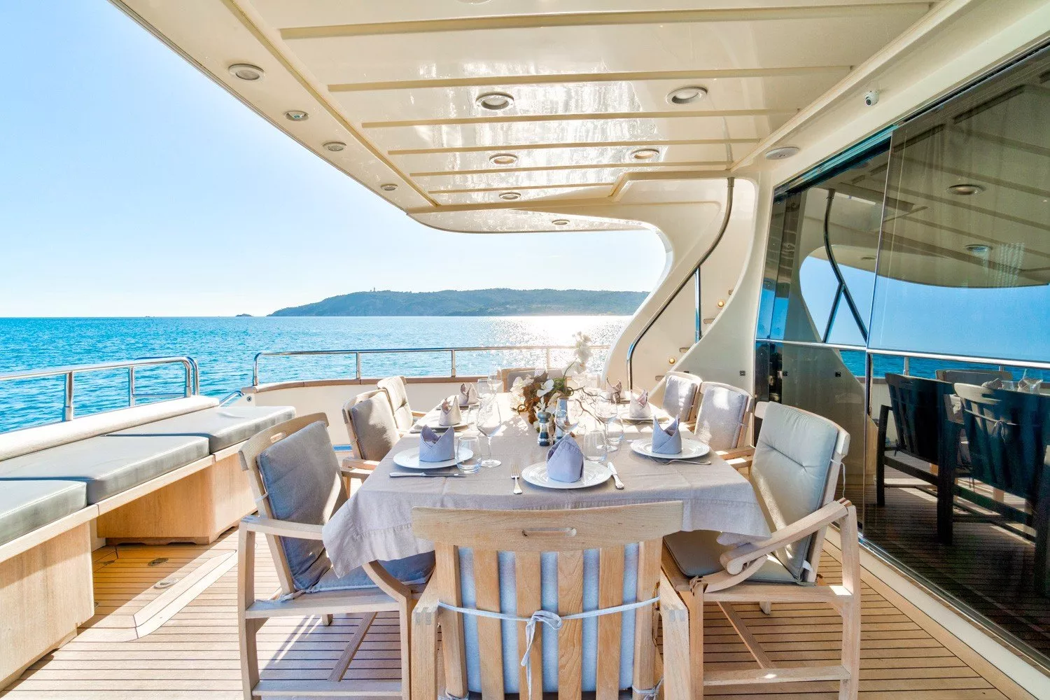 https://dev-api.arconyachts.com/storage/media/22989/conversions/724_3984962360-optimize.webp
