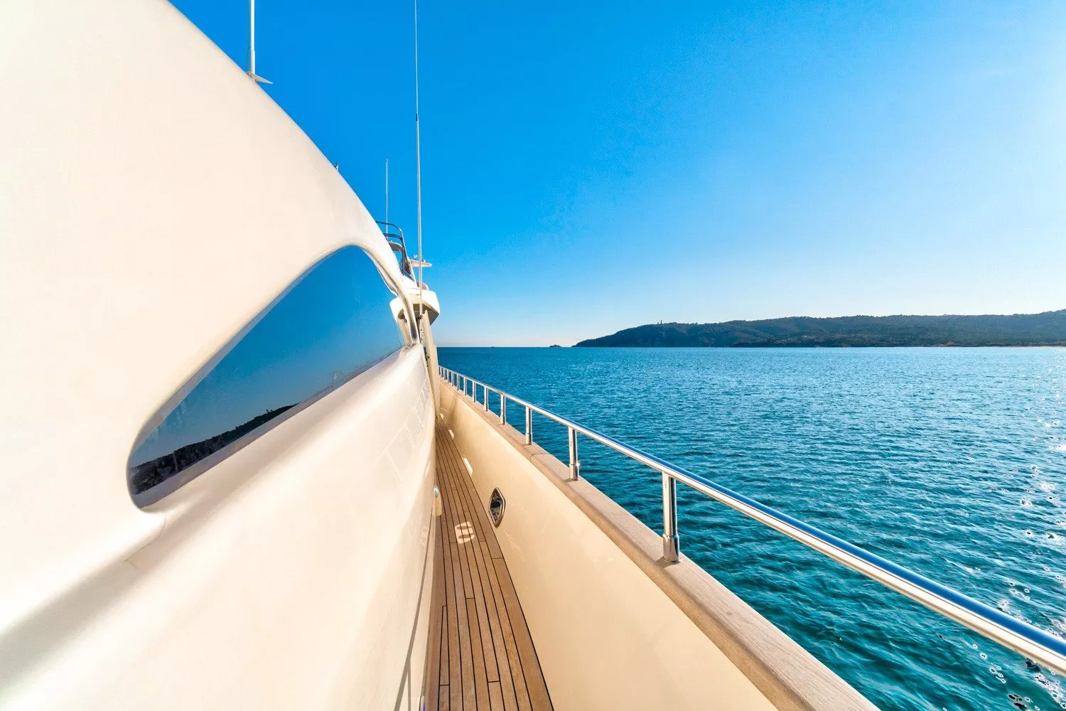 https://dev-api.arconyachts.com/storage/media/22992/conversions/724_2590232609-optimize.webp