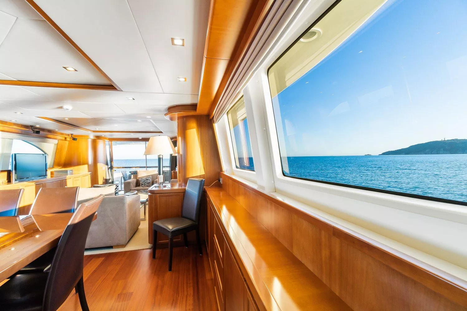 https://dev-api.arconyachts.com/storage/media/22994/conversions/724_0040549827-optimize.webp