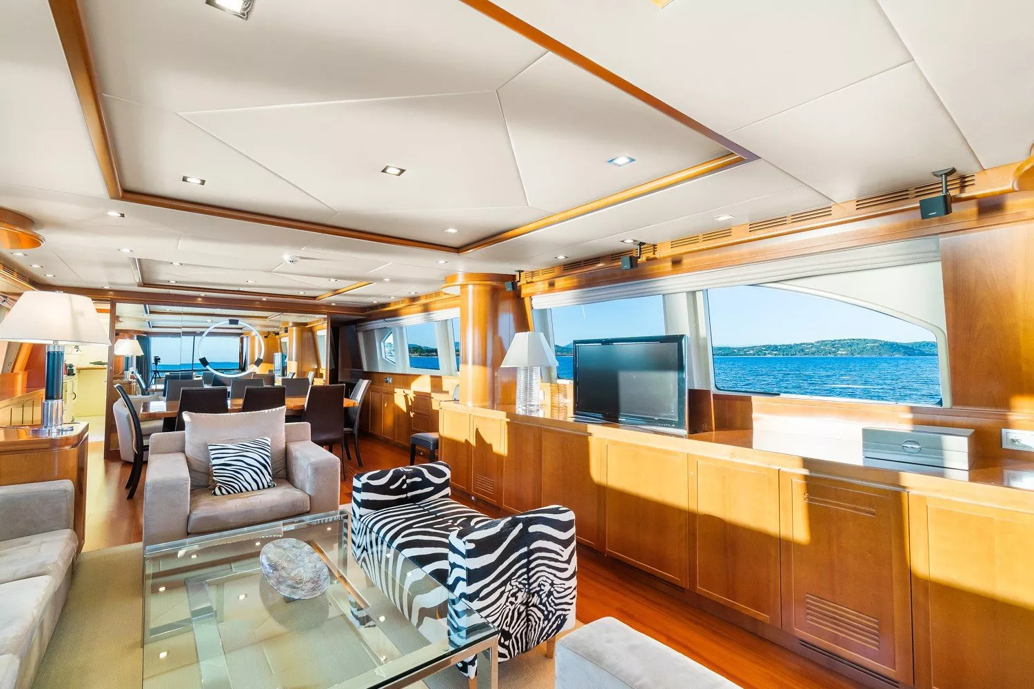 https://dev-api.arconyachts.com/storage/media/22997/conversions/724_9678922011-optimize.webp