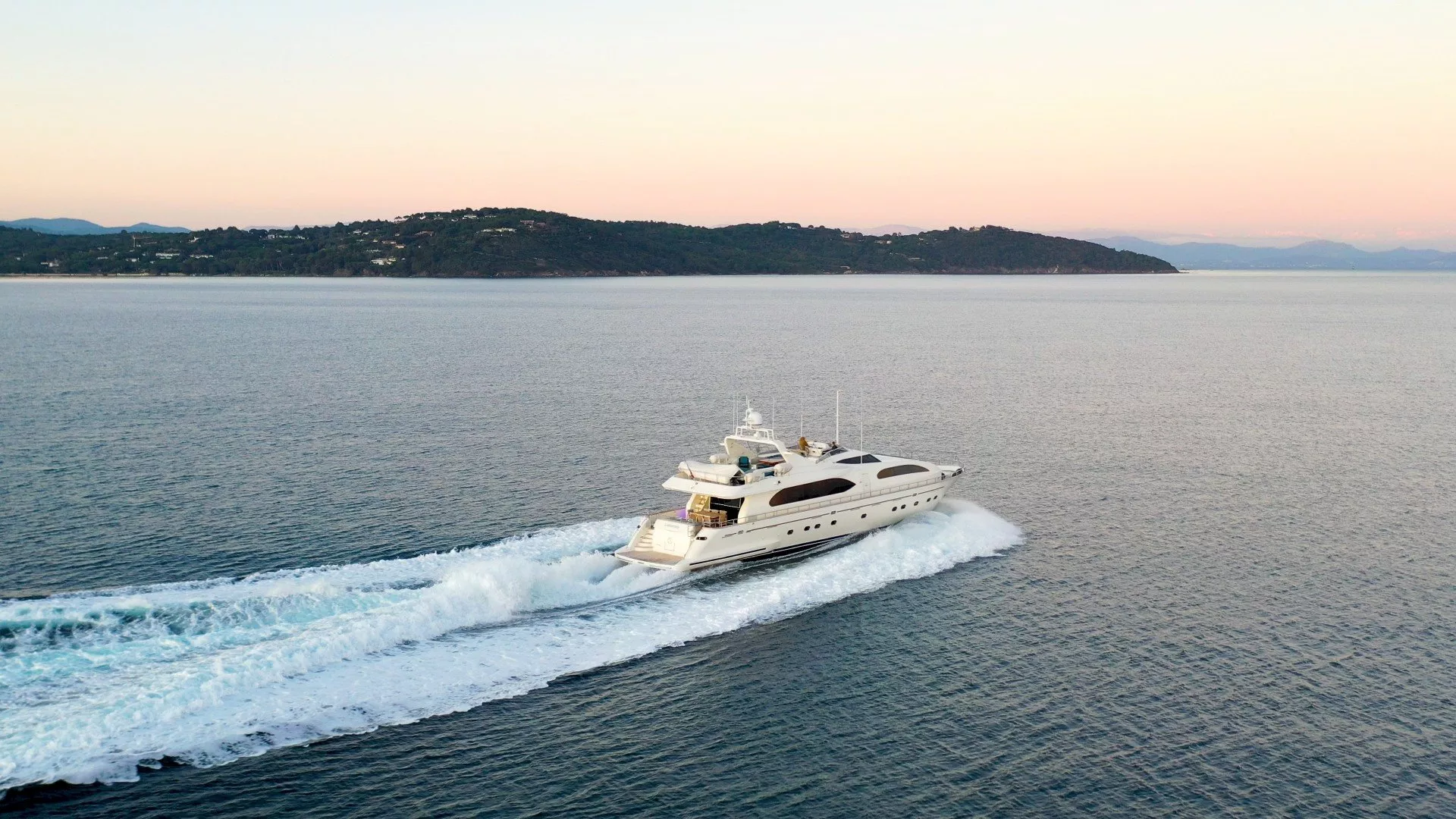 https://dev-api.arconyachts.com/storage/media/22999/conversions/724_2461030695-optimize.webp