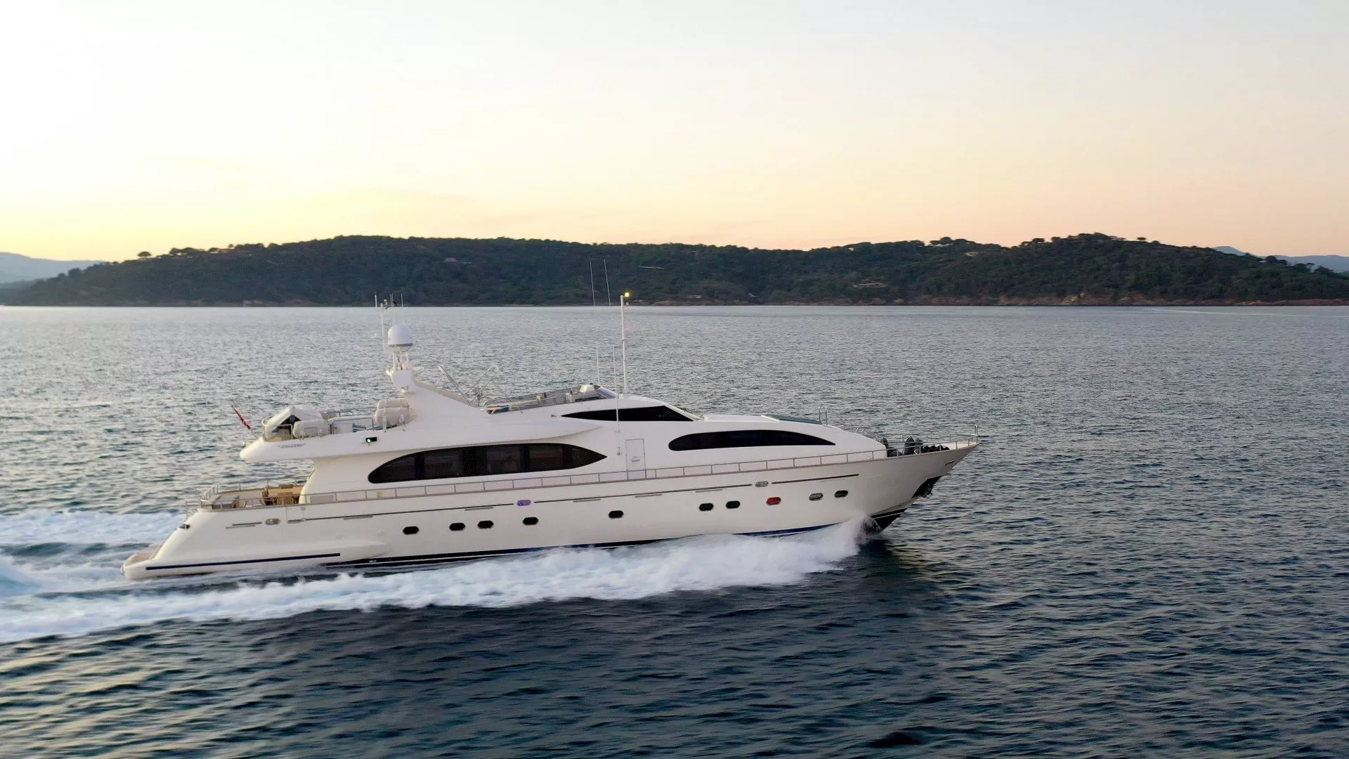 https://dev-api.arconyachts.com/storage/media/23000/conversions/724_6970310671-optimize.webp