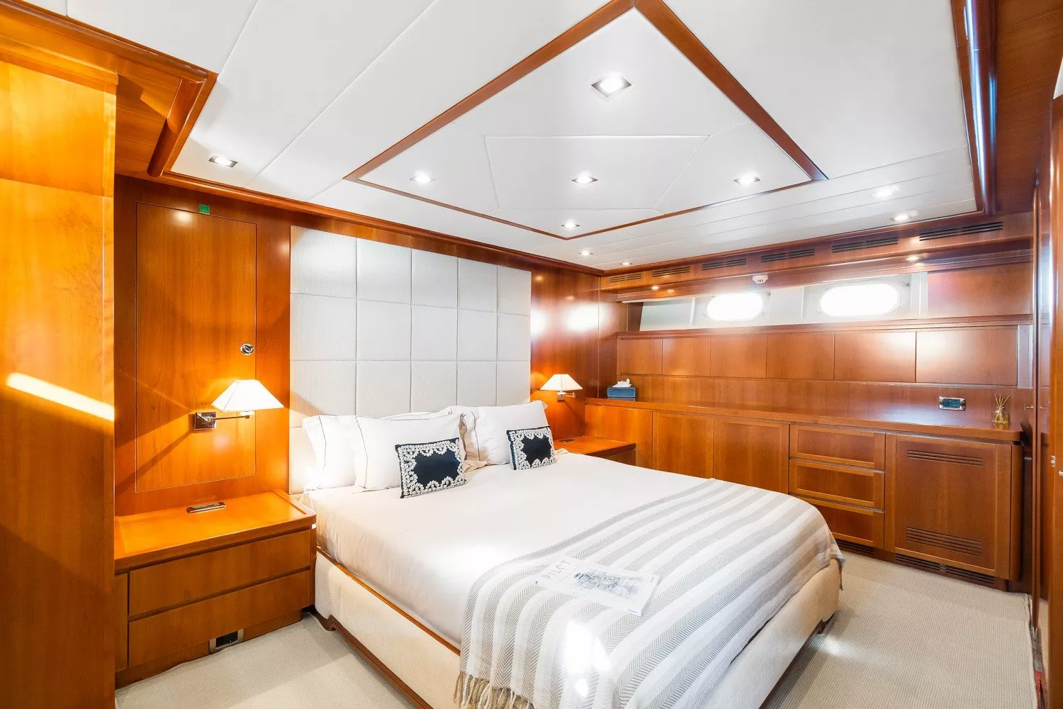 https://dev-api.arconyachts.com/storage/media/23001/conversions/724_5550903693-optimize.webp