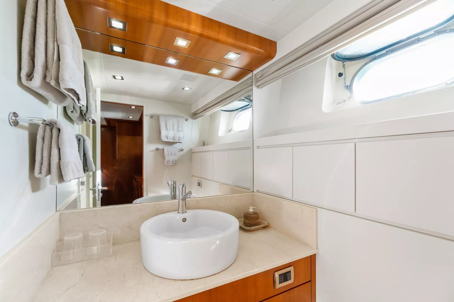 https://dev-api.arconyachts.com/storage/media/23002/conversions/724_1715577334-optimize.webp