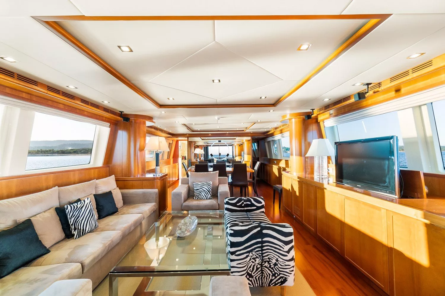 https://dev-api.arconyachts.com/storage/media/23003/conversions/724_0789034857-optimize.webp