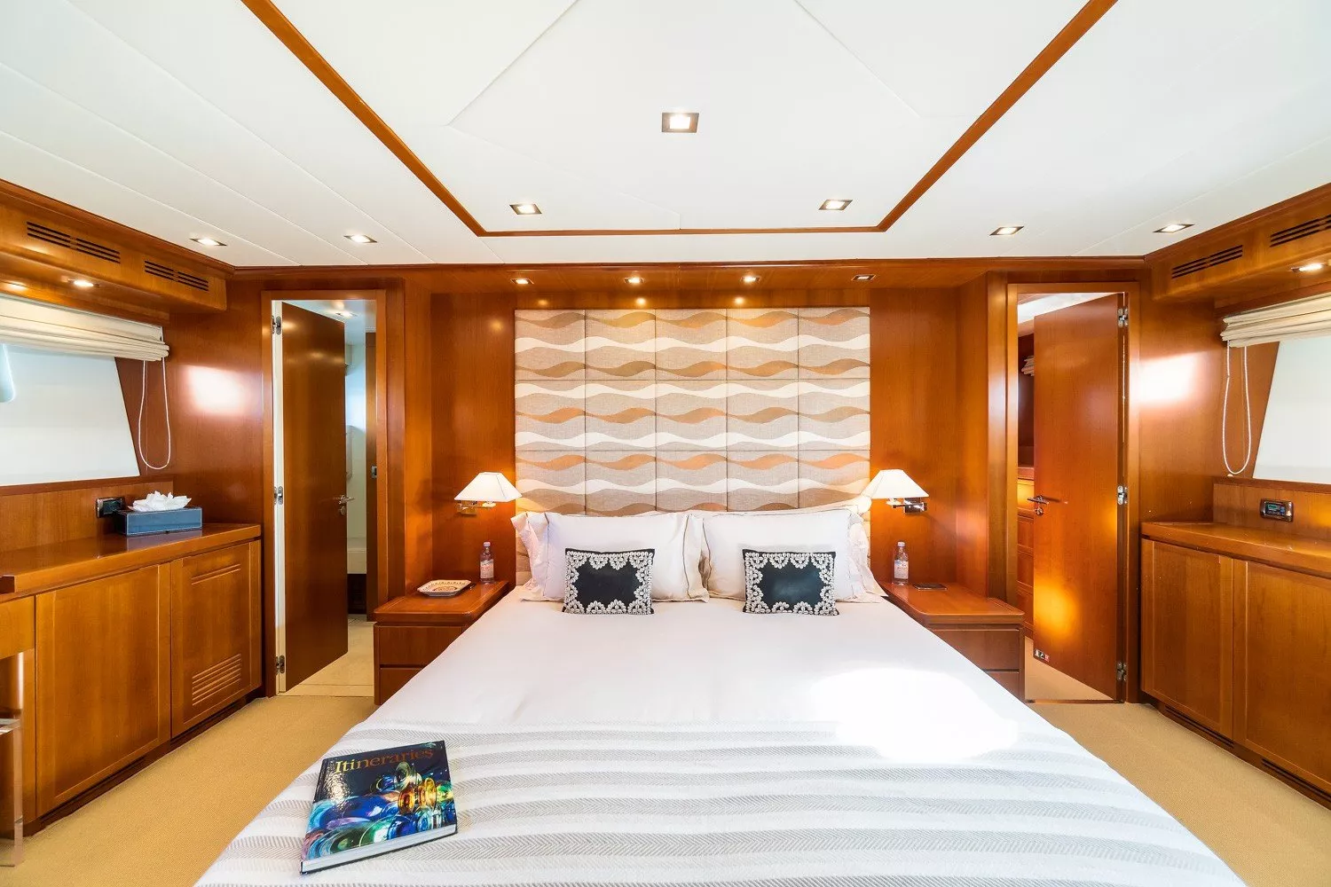 https://dev-api.arconyachts.com/storage/media/23004/conversions/724_4735821787-optimize.webp