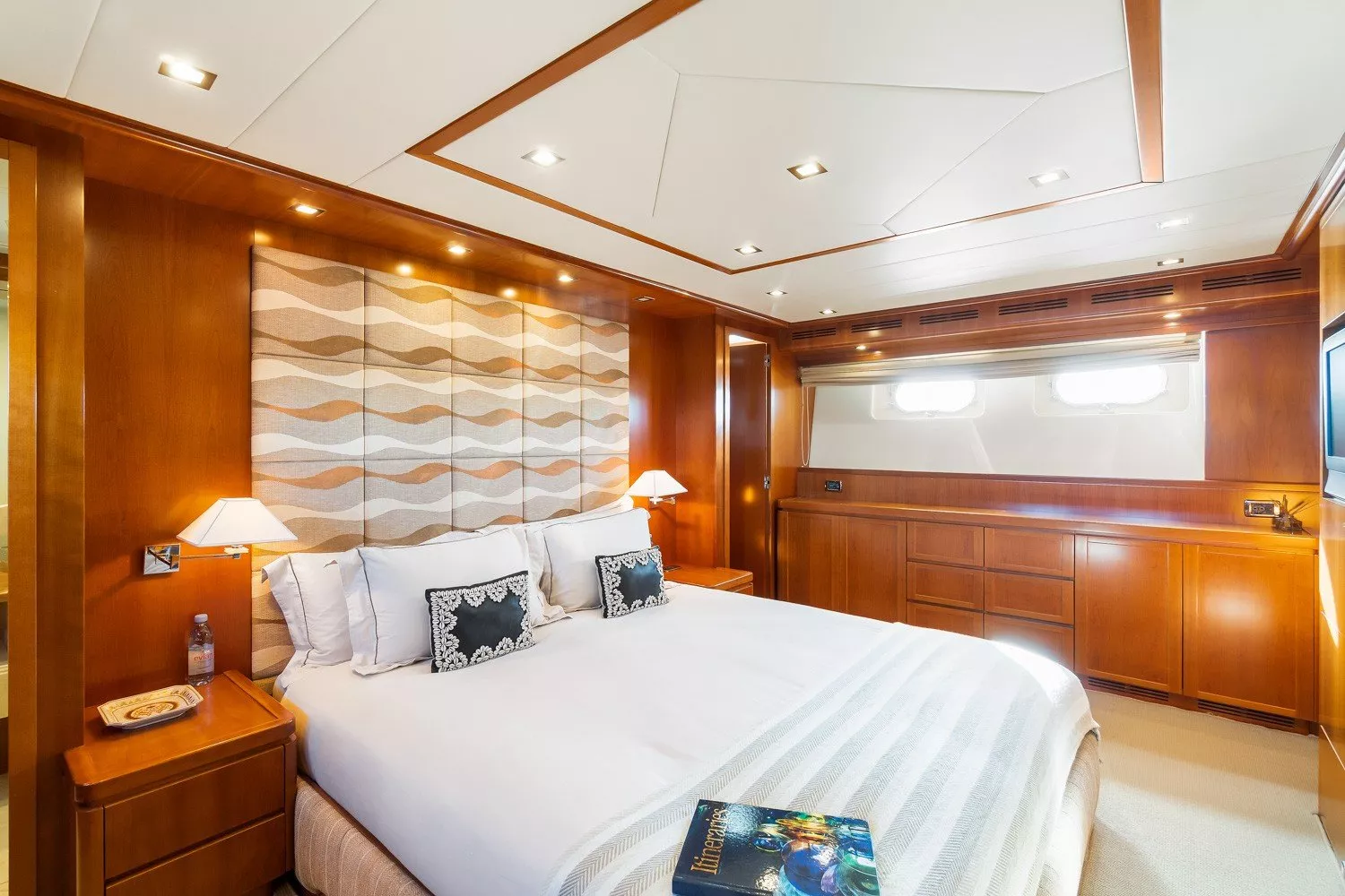 https://dev-api.arconyachts.com/storage/media/23005/conversions/724_5499790303-optimize.webp