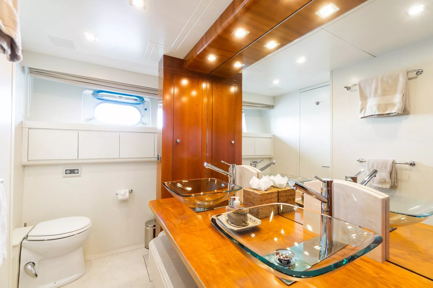 https://dev-api.arconyachts.com/storage/media/23006/conversions/724_3062661732-optimize.webp