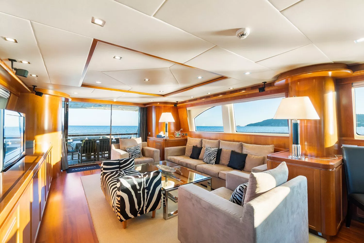 https://dev-api.arconyachts.com/storage/media/23007/conversions/724_2128159318-optimize.webp