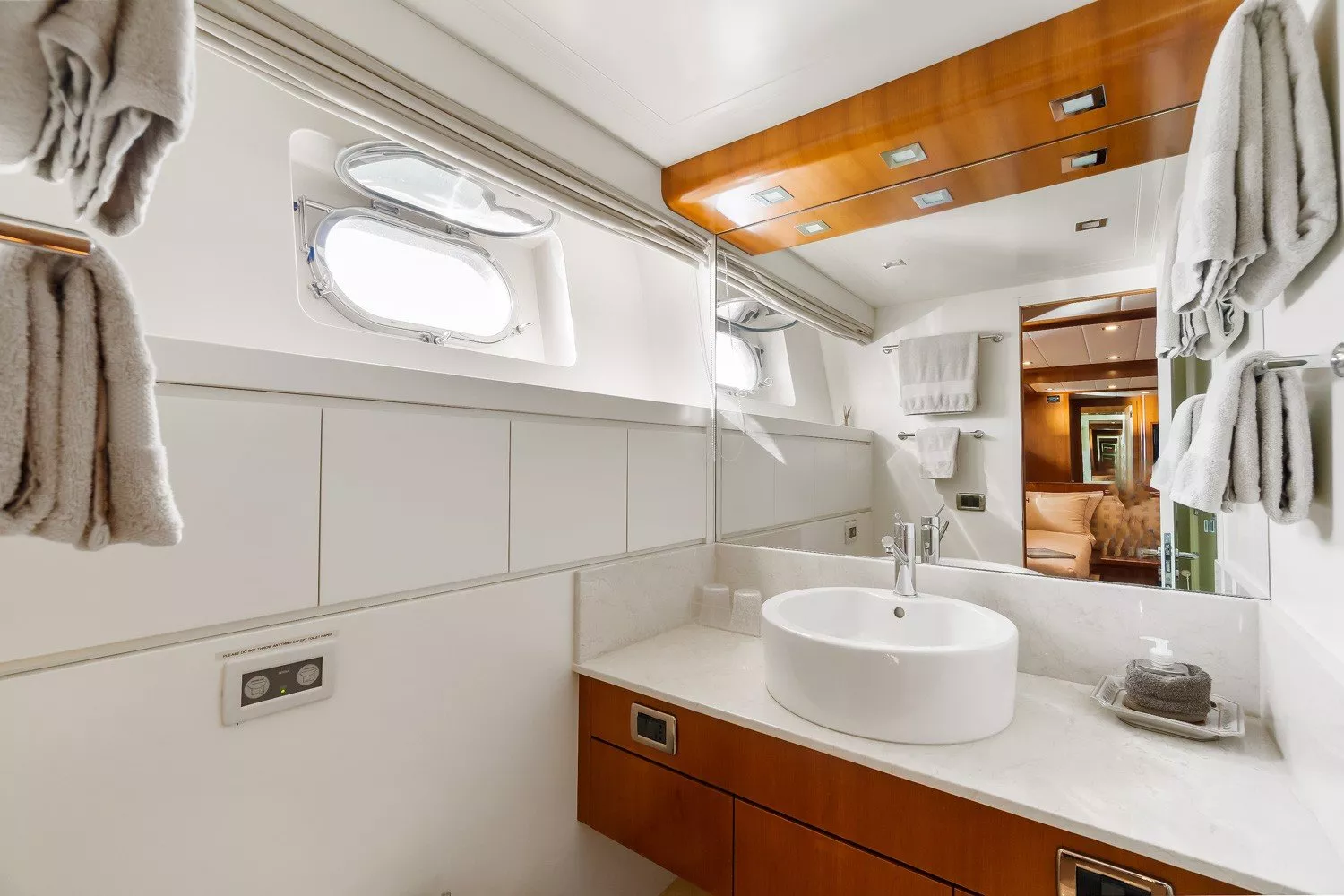 https://dev-api.arconyachts.com/storage/media/23008/conversions/724_8565925318-optimize.webp