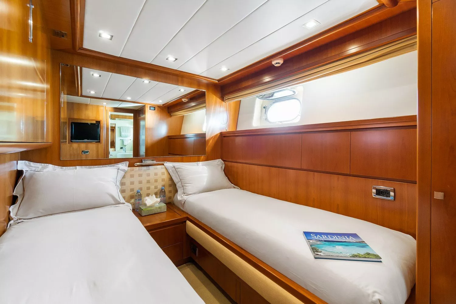 https://dev-api.arconyachts.com/storage/media/23009/conversions/724_8170010871-optimize.webp