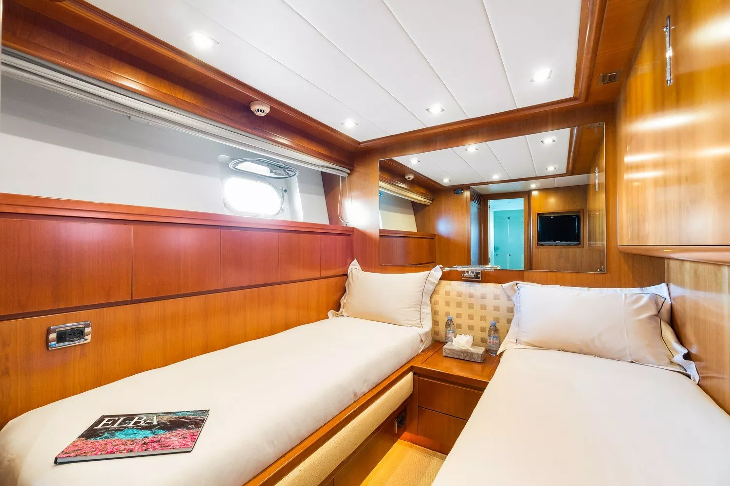 https://dev-api.arconyachts.com/storage/media/23011/conversions/724_1486986120-optimize.webp