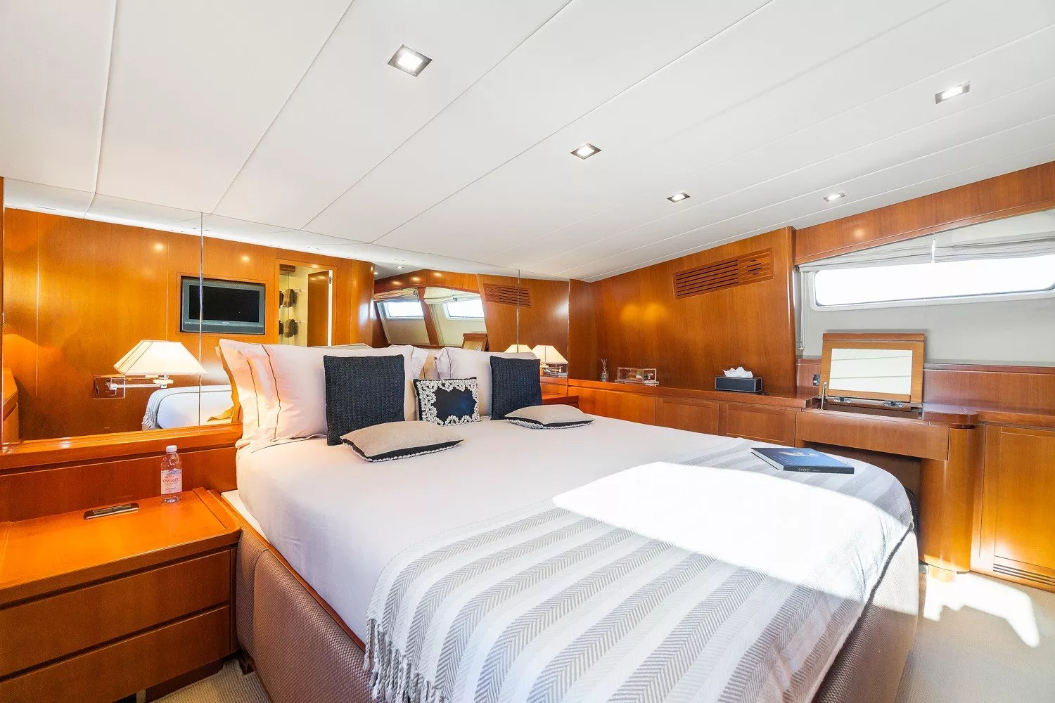 https://dev-api.arconyachts.com/storage/media/23012/conversions/724_7093461830-optimize.webp